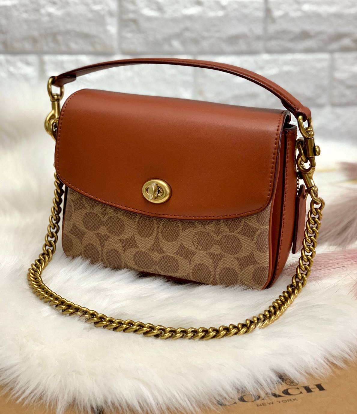 COACH CASSIE CROSSBODY 19 IN SIGNATURE BAG 💋สวย คลาสสิค ดูดีมีระดับมากๆค่ะ!! กระเป๋าแบบหิ้วได้//คล้องไหล่ได้//สะพายข้างหรือครอสบอดี้ร์ได้ วัสดุหนังแท้ทั้งใบอย่างดีค่ะ เปิดปิดกระเป๋าแบบหมุนล็อค ภายในแบ่ง3ช่อง แต่ละช่องกว้าง สามารถใส่กระเป๋าเงินใบกล