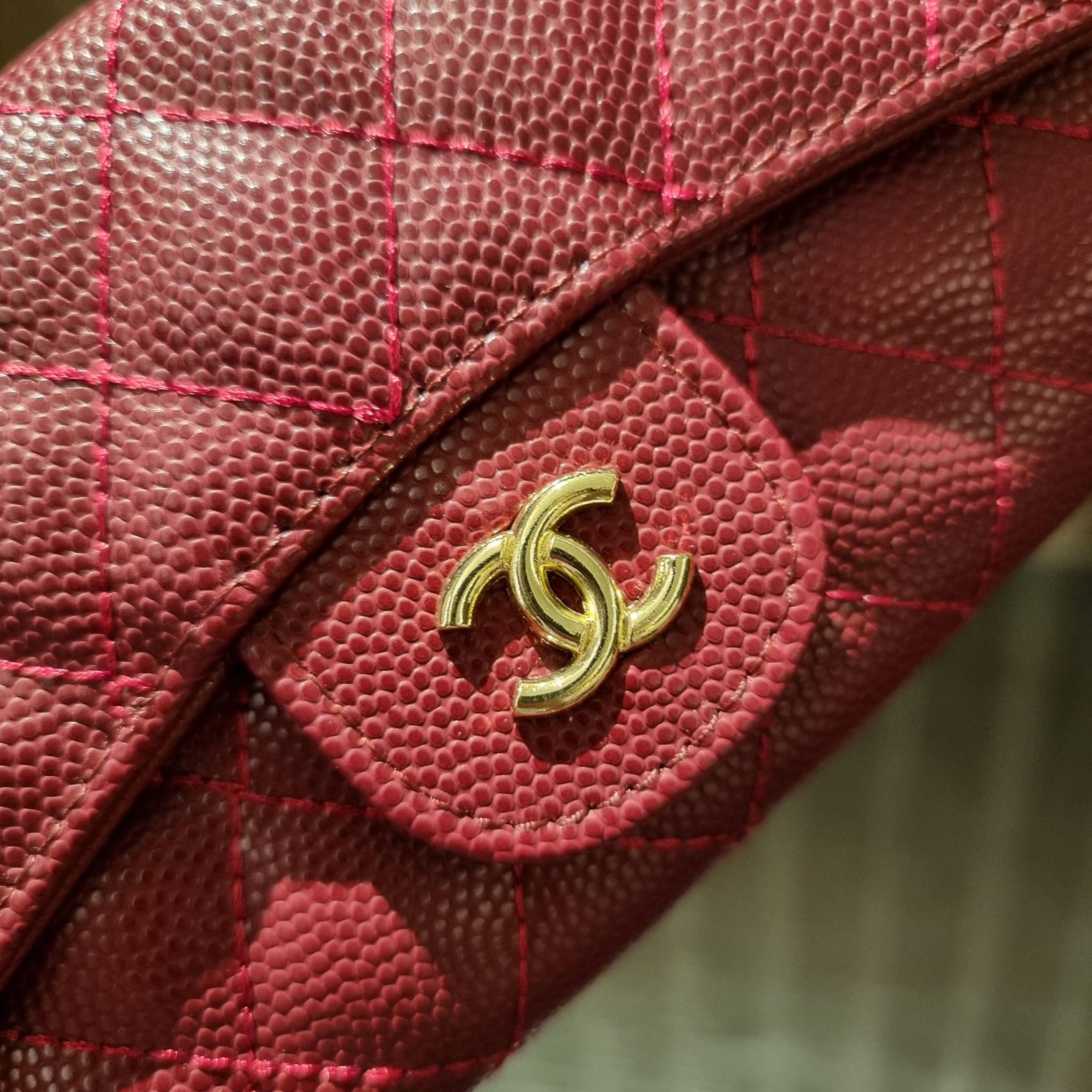 VIP 】กระเป๋าสตางค์ใบยาวรุ่นฝาพับที่ถามหากันมากที่สุด!! สวยรับทรัพย์จาก Chanel วัสดุหนังลายคาร์เวีย ลุคผู้ดีที่สุด เปิด-ปิดด้วยกระดุมแม่เหล็ก ภายในกระเป๋ามีช่องใส่บัตรได้เยอะ ใส่ธนบัตร ใส่เหรียญได้ มีช่องซิปแยกอีกหนึ่งช่อง ดีไซน์เรียบหรูดูคลาสสิค!! สาวๆห้า