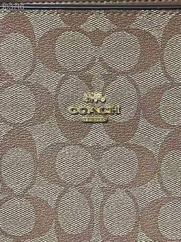 COACH Tote in Signature Canvas Bag กระเป๋าสะพายทรงช้อปปิ้ง สายกระเป๋าเป็นหนังสลับโซ่ทองสวยงาม เพิ่มความหรูหรา ภายในโล่งกว้างใส่ของได้เยอะมาก วัสดุ Canvas เคลือบลายซิกเนเจอร์และหนัง พร้อมซิปกลางเก็บของได้มิดชิดเลยค่ะ มี 3 สี น้ำตาล ดำ ขาว