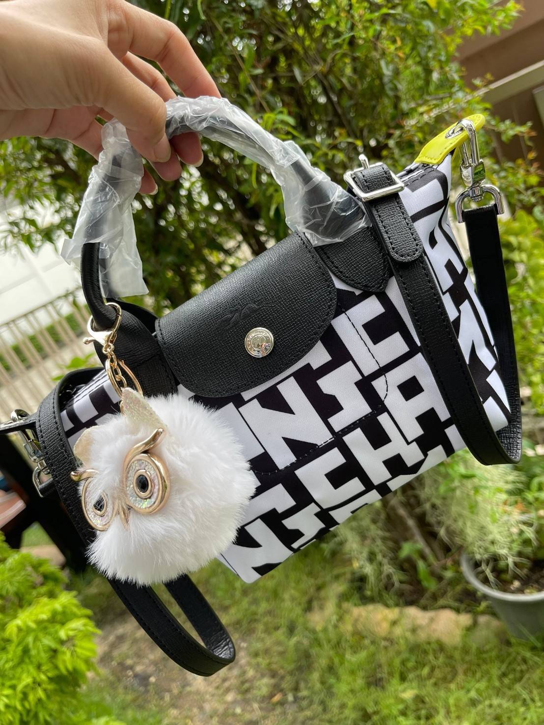 LONGCHAMP LE PLIAGE COLLECTION TOP HANDLE BAG XS พบกับคอลเลคชั่นใหม่ล่าสุด มีดีไซน์ที่เรียบหรูและคลาสสิก แฝงด้วยลูกเล่นแบบเฟมินีน แถมยังมีน้ำหนักเบาอย่างไม่น่าเชื่อ มาพร้อมกับหูจับกระเป๋าคู่และฝาปิดแบบกระดุม กระเป๋าถือใบนี้สามารถใช้ถือแบบทั่วไป มีสายสะพาย