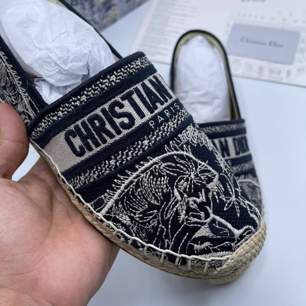 DIOR GRANVILLE ESPADRILLE SS21 Oblique Embroidered Cotton รองเท้าที่เป็นเอกลักษณ์ ที่สุดแห่งความหรูหราที่ใช้งานได้ทุกวัน ตัดเย็บจากผ้าฝ้ายปักลาย ประดับด้วยรายละเอียดสวยงาม งานเกรดออริจินอล 1:1 เหมือนที่สุด มีเลข Code ภาพสินค้าถ่ายจากงานขายจริง ไม่โป๊ะแตกแ