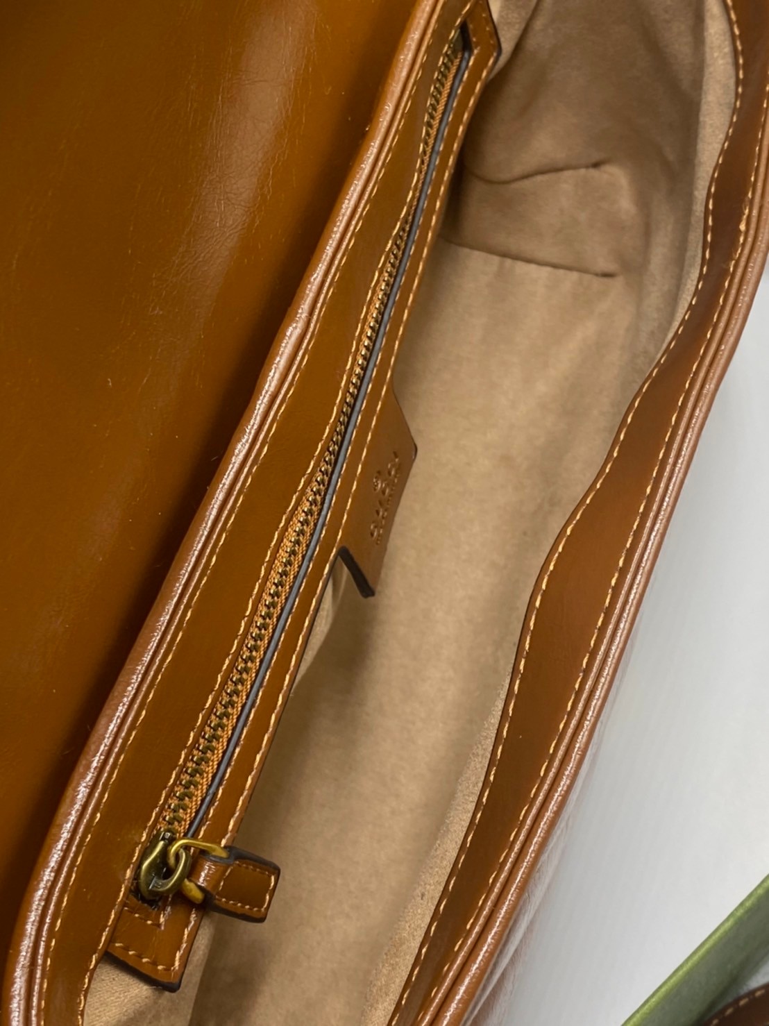 VIP 】GUCCI GG Marmont brown leather shoulder bag 26cm ราคานี้หนังแท้คือคุ้มมากเลยค่าสาวๆ ต้องจัดแล้วน้าา ยกระดับความหรูให้กับตัวเองกันหน่อย ด้วยกระเป๋ารุ่นนี้!! ครอสบอดี้ที่ดีไซน์หรู อัพเลเวล ในราคาที่จับต้องได้ พร้อมเสิร์ฟความสวยตรงถึงบ้านแล้วจ้า