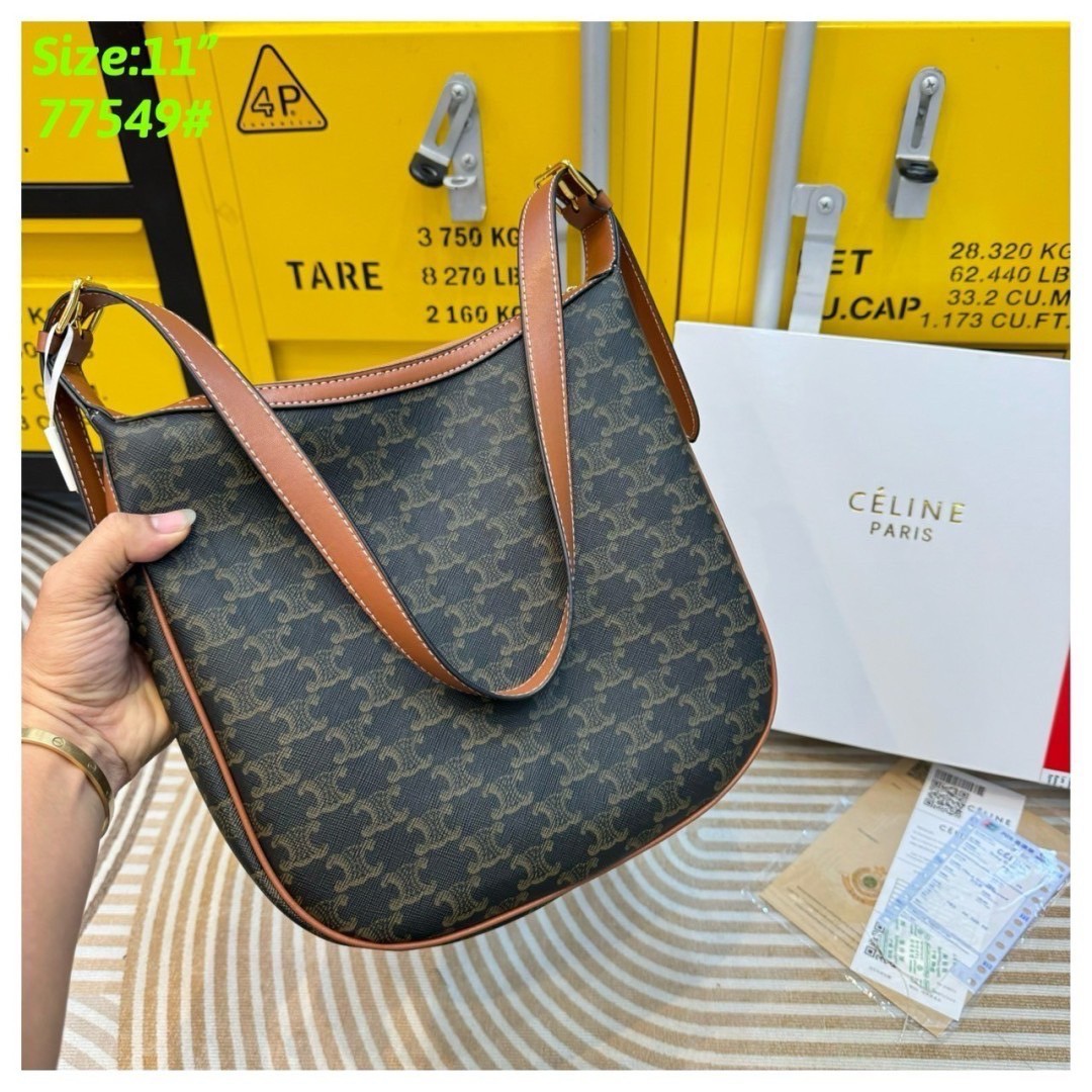 CELINE HELOÏSE CUIR TRIOMPHE Small Bag in Triomphe Canvas กระเป๋าสะพายทรงโฮโบ คอลเลคชั่นใหม่ ฮิตข้ามปี ใบใหญ่จะสัมภาระได้เยอะ รูปทรงใช้งานง่ายที่สุด สายสะพายในตัว สวยหรูผู้ดี