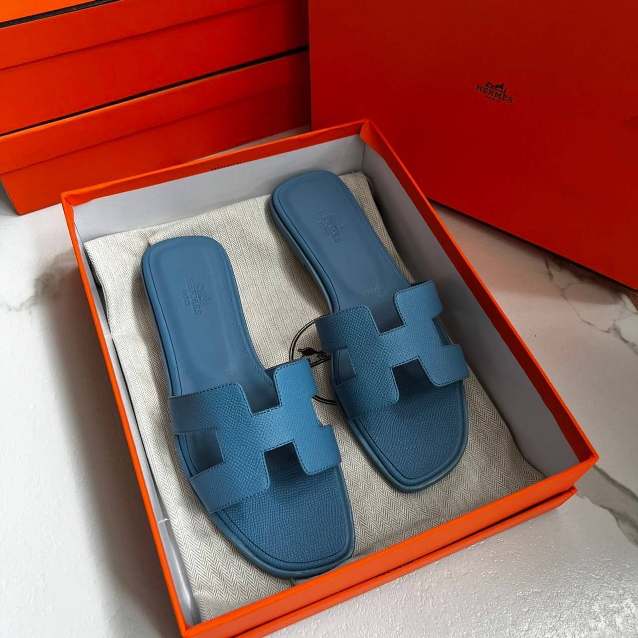 หนังแท้ Hermes sandal Epsom leather รองเท้าแตะงานสั่งตัตใช้สลับแท้ เกรดออริจินอล 1:1 เกรดเหมือนสุด มี series code ทุกคู่ งานตัดเย็บปราณีตละเอียด ใส่สบาย ไม่ลื่น ใช้ทนนาน เกรดนี้คุ้มมาก ไม่ผิดหวังค่ะ ภาพสินค้าถ่ายจากงานขายจริง ใช้งานต่างประเทศได้