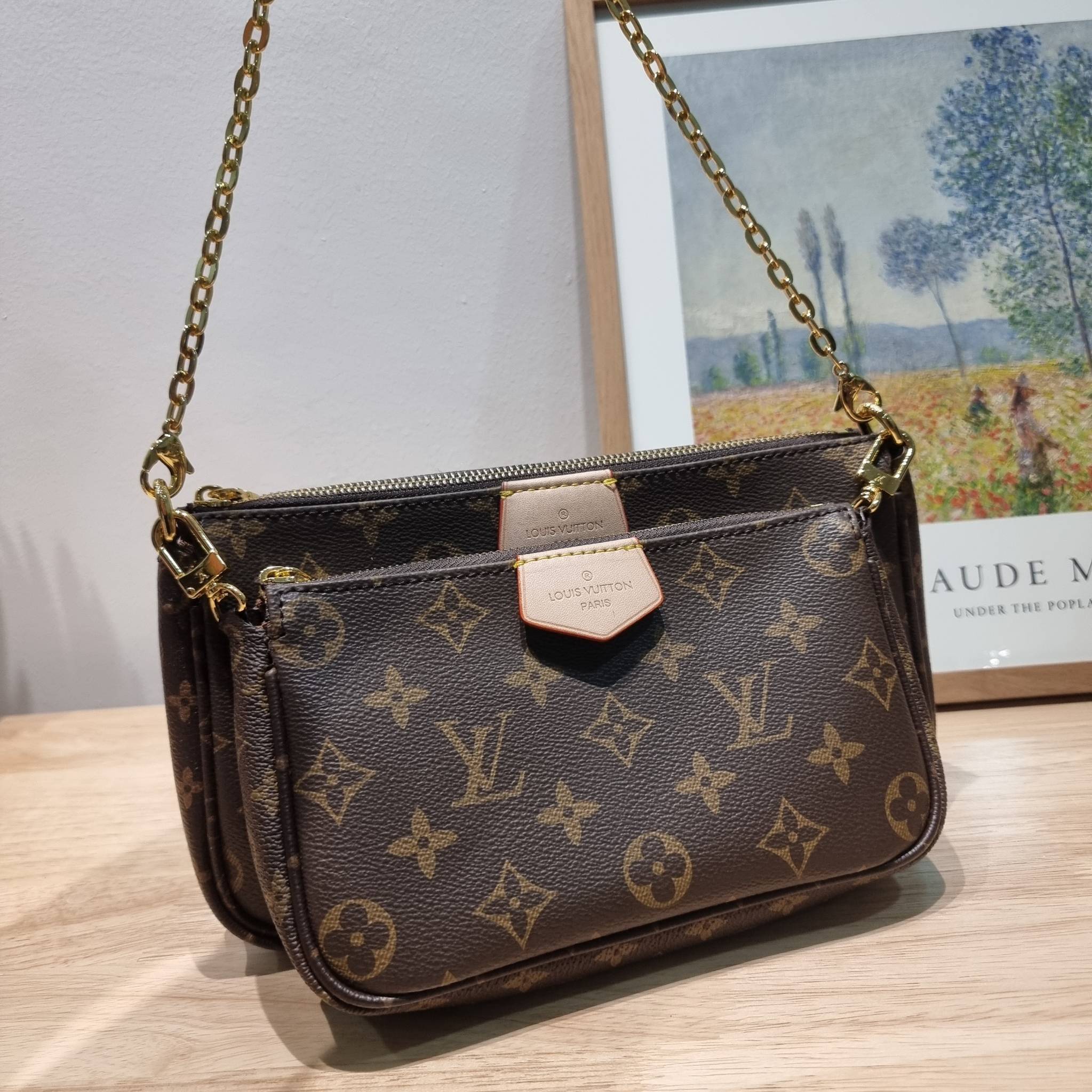 Set 4 ชิ้น LV Multi Pochette Bag New in!! กับ box set ชวนสะสม ที่จับเอารุ่นยอดฮิต มามิกซ์รวมกับไอเท็มสุดคุ้มของมันต้องมี!! จัดเรียงให้อยู่ในกล่องสุดหรู ไม่ว่าจะตัวกระเป๋า กระเป๋าสตางค์ กระเป๋าจิ๋ว ใบไหนๆก็นำมาใช้งานได้จริง คุ้มค่ามากๆ แถมฟรี! ริบบิ้นลายลิ