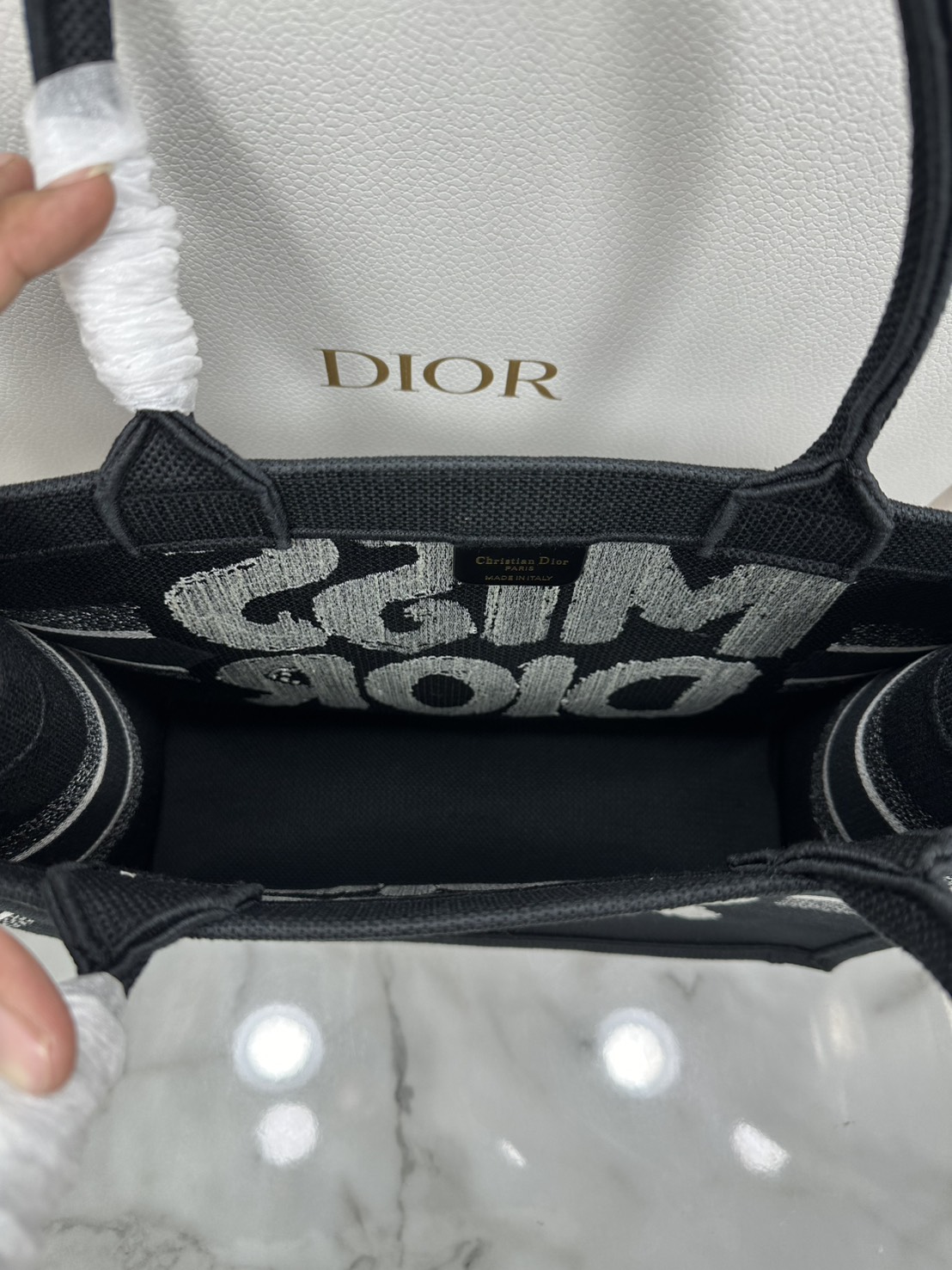 ORI หนังแท้ | Dior BookTote Black Miss Dior Embroidery Tote Bag กระเป๋าทรงโท้ทคอลใหม่ โทนดำคลาสสิก สวยงามและหรูหรา