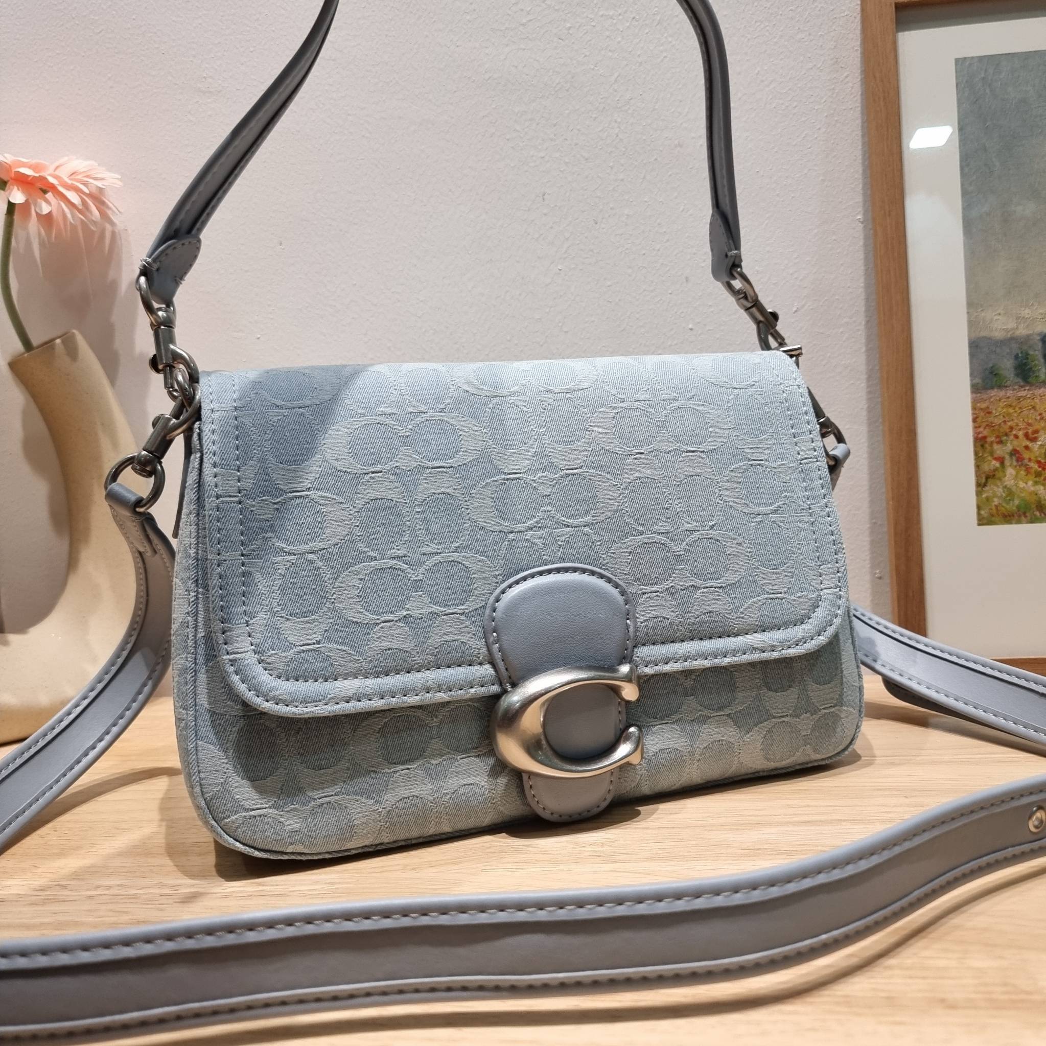 COACH CJ854 SOFT TABBY SHOULDER BAG IN SIGNATURE DENIM ฉุดไม่อยู่แล้วจริงๆกับไอเท็มนี้ ที่ร้อนแรงแบบปังๆไปเลย!! กระเป๋าสะพายไหล่/สะพายข้าง ดีไซน์วินเทจย้อนยุค สวยคมชัด คลาสสิคใช้ได้ทุกลุค