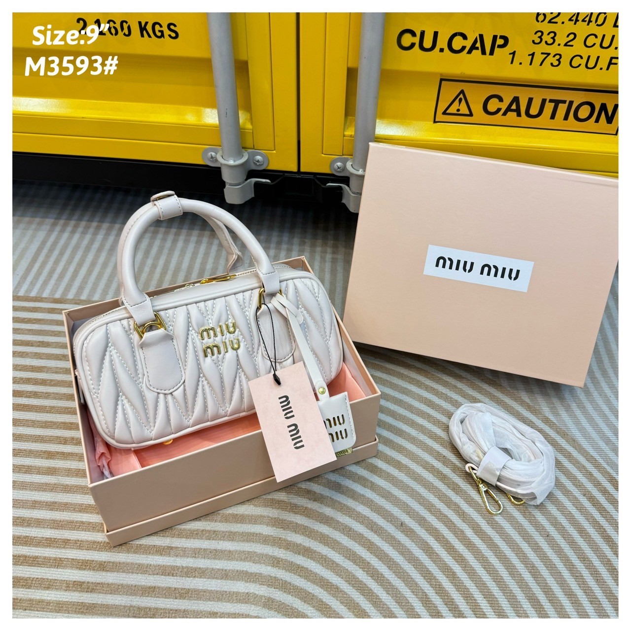 MIU MIU ARCADIE METELASSE LEATHER BAG กระเป๋าถือ/สะพายสุดชิค ที่ไม่มีตอนนี้คือพลาด ดีไซน์เพิ่มดีเทล ด้วยการเดินด้ายเป็นเอกลักษณ์ สวยดูแพง หูจับในตัวง่ายและสะดวกพกพา