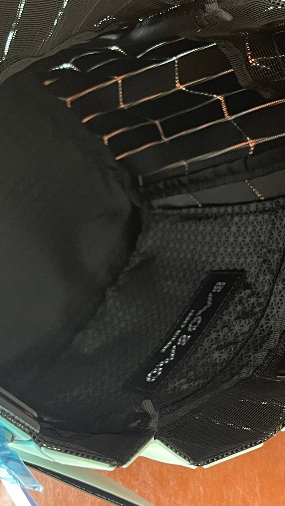 Baobao Issey Miyake Large Bucket กระเป๋าบัคเก็ตขนาดใหญ่สามารถใช้ใส่ร่มพับได้หรือขวดน้ำขนาดเล็กได้ ซีรีย์ใหม่นี้มีจุดเด่นที่แผ่นรูปทรงสี่เหลี่ยมด้านขนานในแนวตั้ง