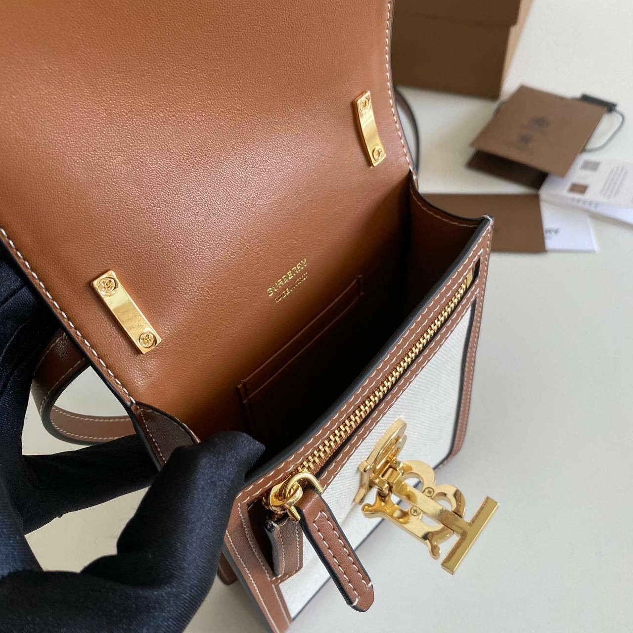 หนังแท้ BURBERRY FRAGRANCES CROSSBODY BAG / Burberry crossbody mini bag Original กระเป๋าสะพายขนาดมินิน่ารัก ใช้งานง่าย งานหนังแท้ & Canvas Cotton เกรดออริจินอล ทรงเหลี่ยมแนวตั้งดีไซน์สวยหรูอยู่ทรงมีโลโก้แบรนด์ด้านหน้า เปิดปิดด้วยฝาปิดสัญลักษณ์รูปตัวB ภายใ