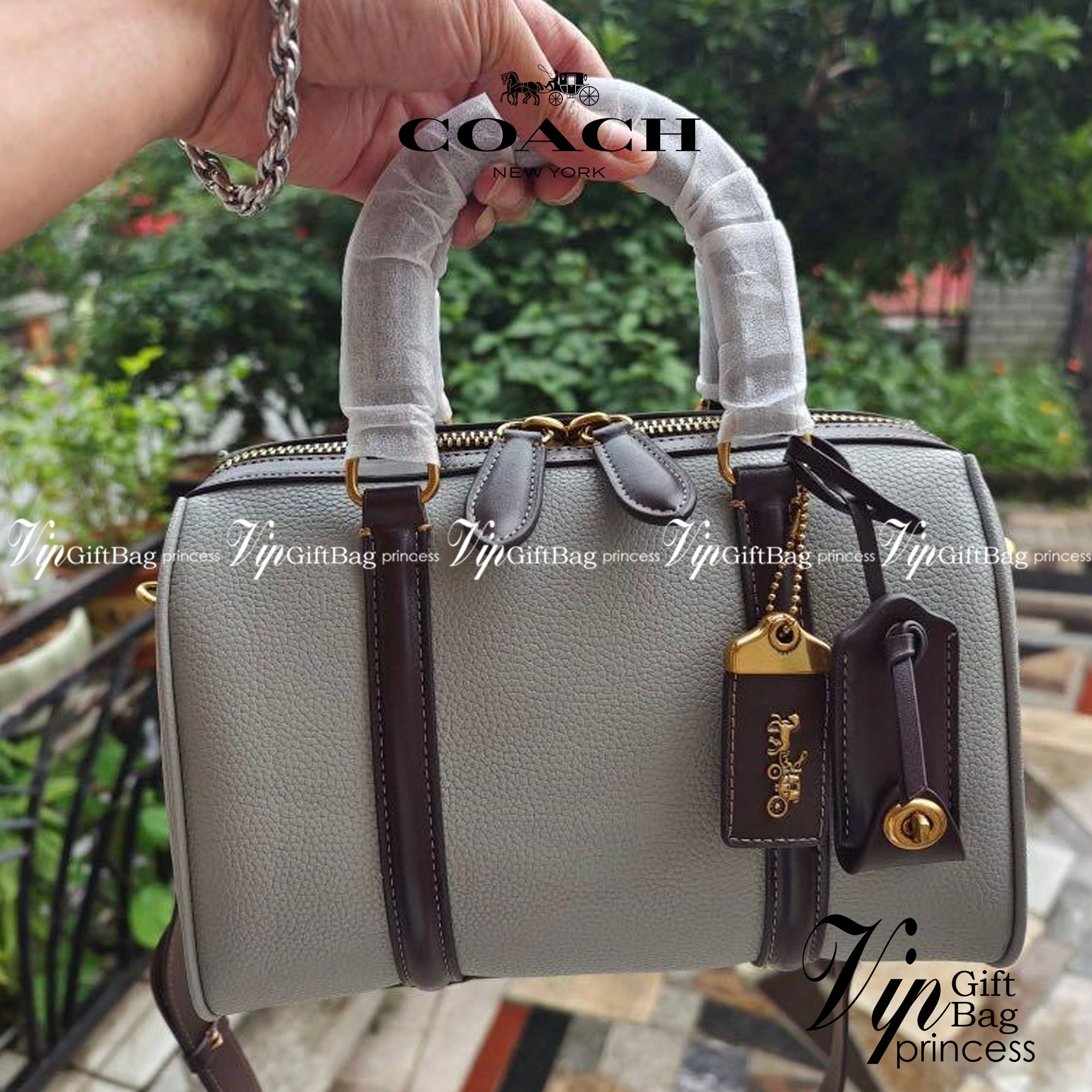 Coach ruby satchel 25 in colorblock C8530 / Coach Boston pillow bag ใหม่ก่อนใคร ไม่ต้องรอพรี! กับกระเป๋าทรงหมอนดีไซน์ใหม่ เพิ่มดีเทลความหรู มาพร้อมหูจับในตัว และสายสะพายครอสสีเข้ากับตัวกระเป๋า ภายในโล่งกว้าง ใส่ของได้สบายๆ จุได้แบบเน้นๆ ใบจริงมีเสน่ห์ดึงด