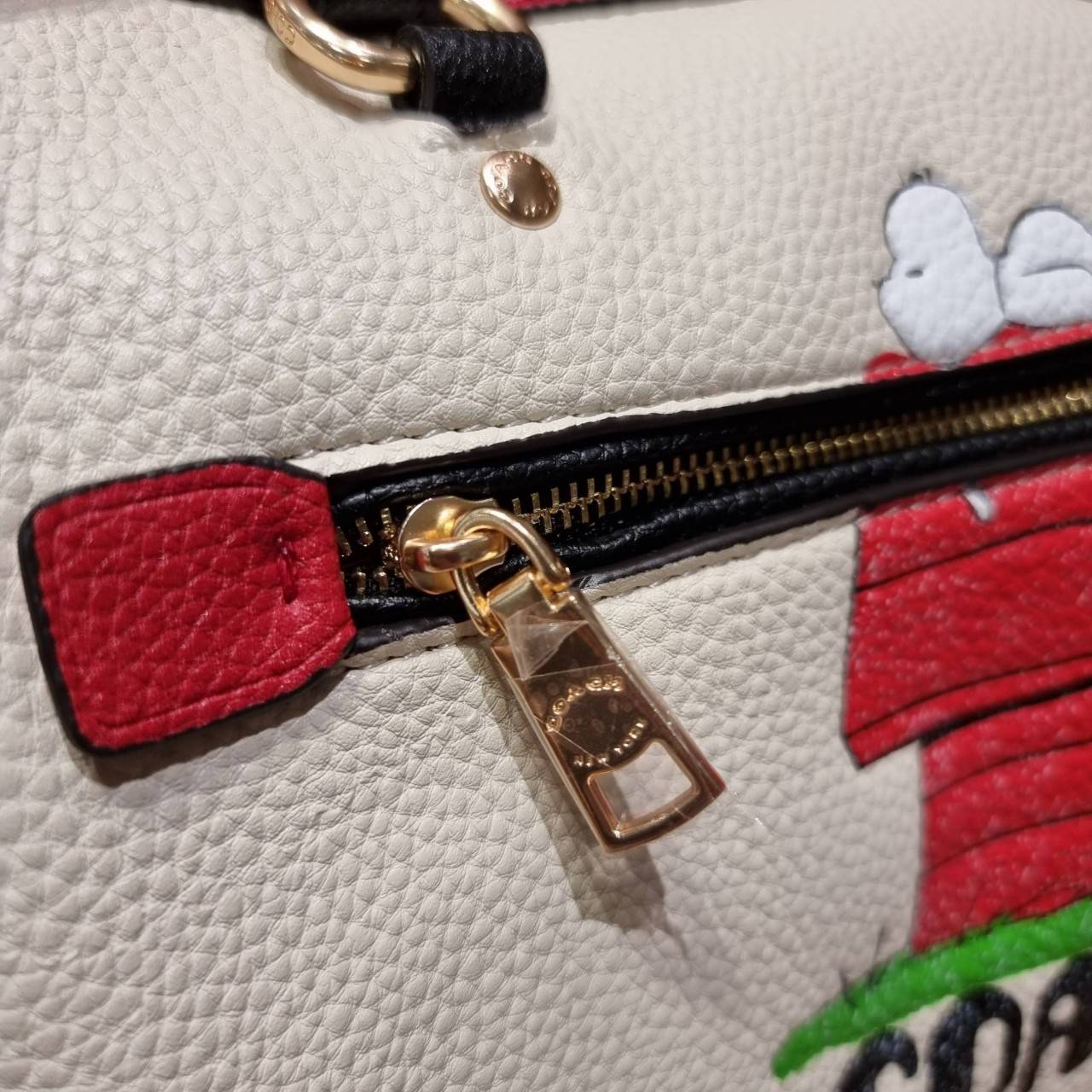 LIMITED EDITION💥 🌈สวย+คุณภาพ สินค้าต้องมีค่า Coach X Peanuts Rowan Satchel With Snoopy ((C6164)) พร้อมส่งที่ไทย ใหม่ล่าสุด ห้ามพลาดค่าา! สวยกันให้สุด กับกระเป๋าทรงหมอน ขนาดกลางกำลังดี หนังแท้นิ่ม ลายหนังสวยงามมากๆค่ะ 🔺ด้านหน้ามีโลโ
