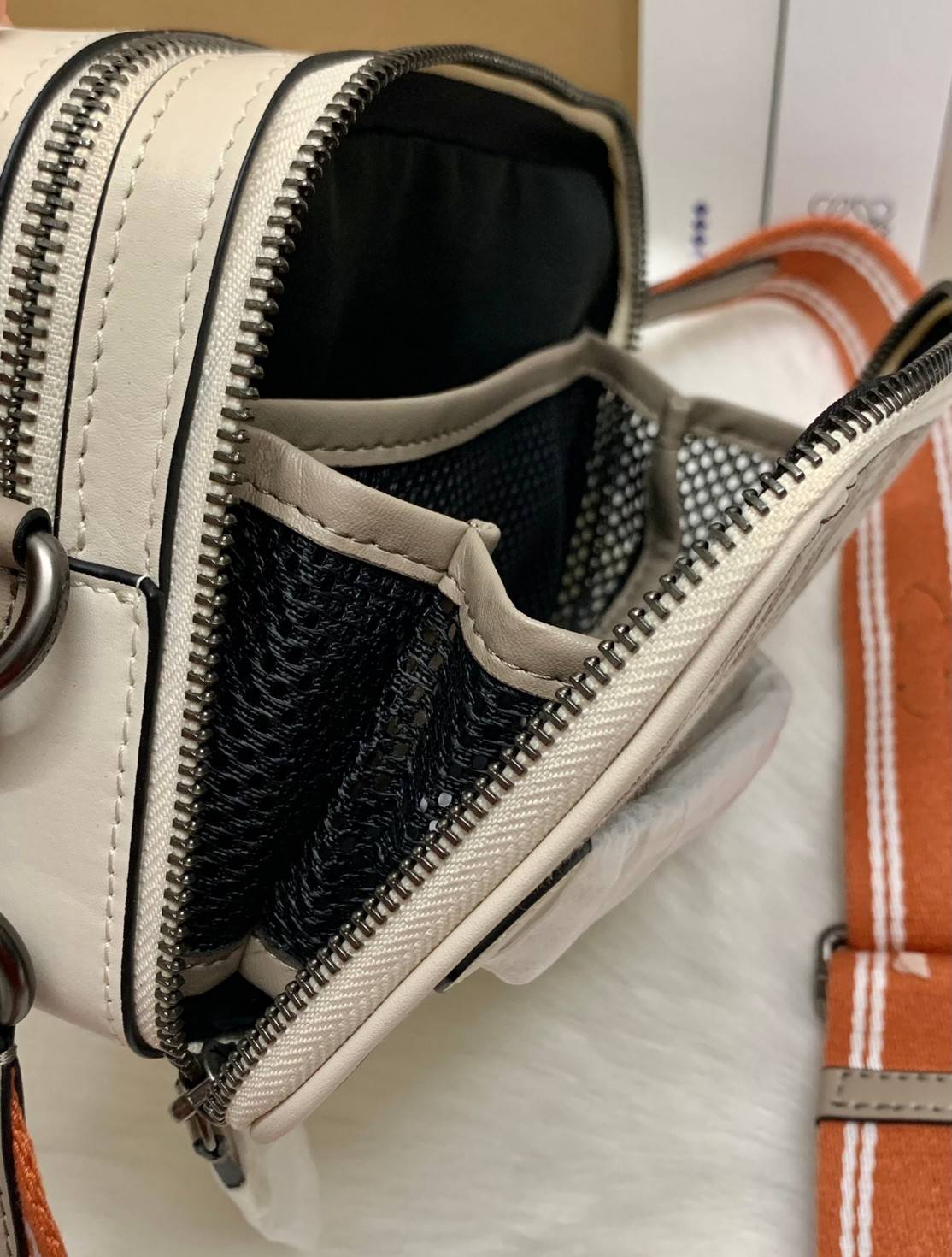 COACH CHARTER CROSS BODY IN SIANATURE JACQUARD((C3780)) 💋พร้อมส่ง สินค้าออกใหม่ ไม่มียังไงไหว!! ✔️กระเป๋าสะพายครอสบอดี้ร์ หรือสามารถสอดมือตรงหนังด้านหน้าถือแบบเก๋ๆได้ด้วยค่าา วัสดุJacquardทอบายแบรนด์อย่างดี ผสมหนังแท้ ได้ลงตัวสวยงาม น่าใช้