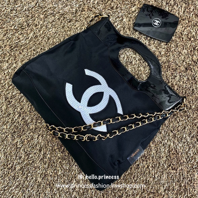 CHANEL PRECISION CHAIN BAG VIP. GIFT กระเป๋าถือหรือสะพาย วัสดุ nylon หูหิ้วหนังแก้ว ด้านหน้าประดับ logo brand ปักเลื่อม เปิดปิดแบบ กระดุมแม่เหล็ก ภายในโล่ง ใส่ iPad และของใช้ได้จุ ระเป๋าสตางค์ใบยาวได้สบายๆ หรือของอื่นๆได้จุทีเดียวค่ะ มีช่องซิปเล็ก ซัปในลา