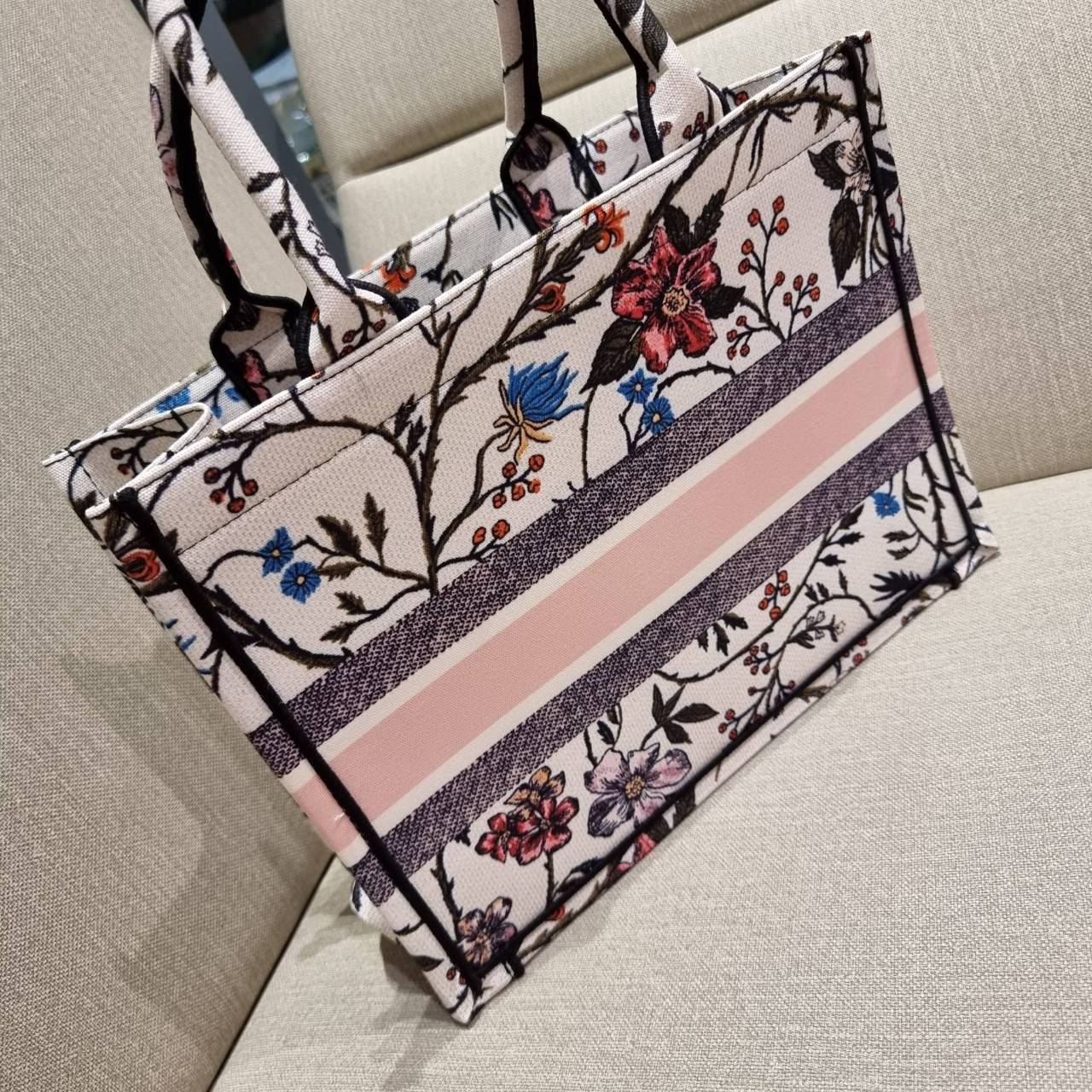 VIP 】HOT ARRIVAL!! DIOR CD SHOPPING BAG WITH GWP กระเป๋าทรงช้อปปิ้งใบใหญ่ จุใจ!! พรีเมี่ยมกิ๊ฟรุ่นดับเบิ้ลฮอต ดีไซน์คลาสสิควินเทจ สวยหรู วัสดุผ้าแคนวาสลายกราฟฟิค ภายในโล่งกว้างมากๆ ใส่ของจุสุดๆ โน้ตบุ้ค ไอแพด กระเป๋าสตางค์ มือถือ หรือเสื้อผ้ายังได้ สะพายค