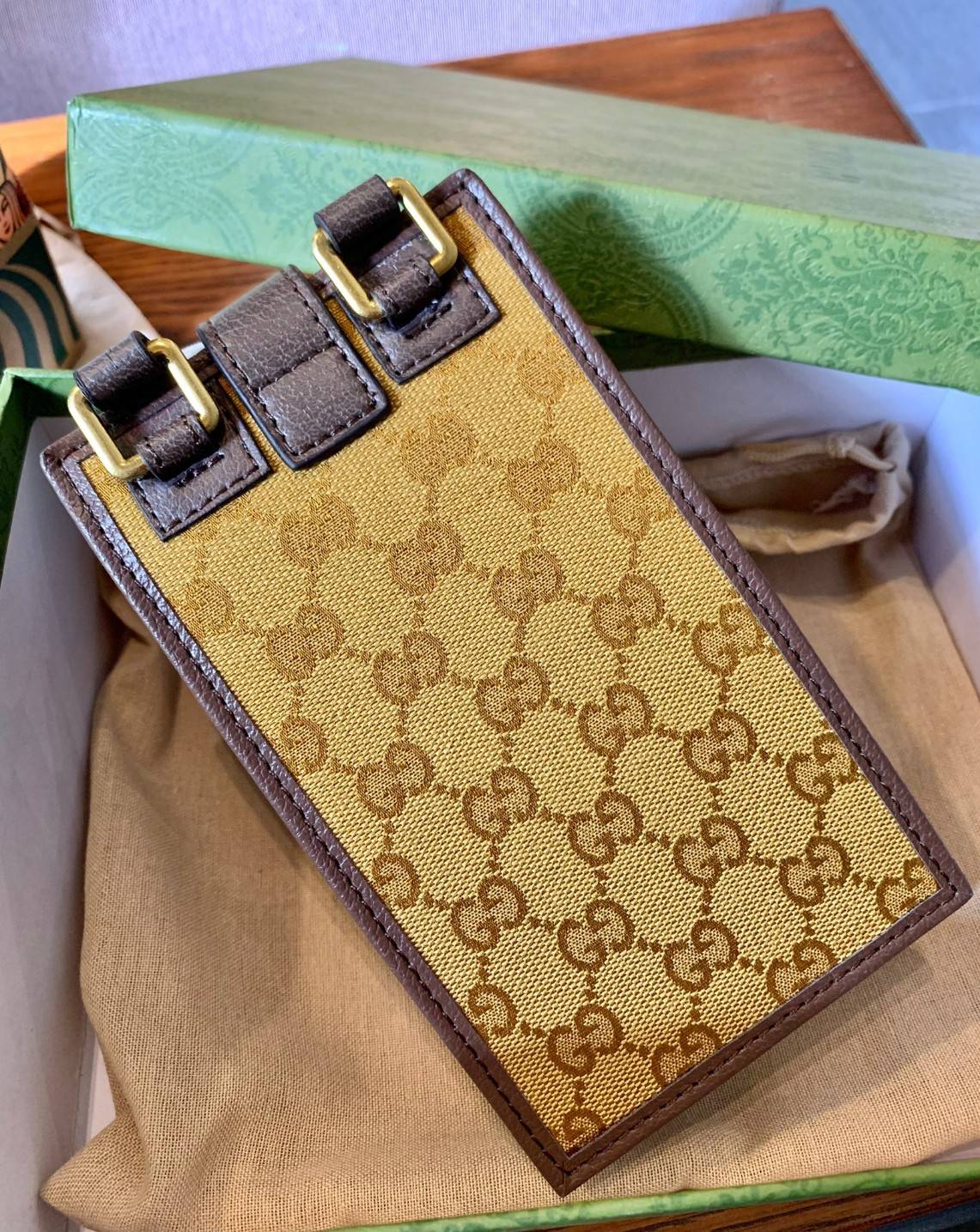 VIP 🥂 LIMITED EDITION Gucci x adidas Phone Case ไม่มีได้ยังไง สวยขนาดนี้ ที่หนุ่มๆสาวๆต้องมีติดตัวค่ะ 💙กระเป๋าใส่มือถือ หนังแท้ 🔺สีน้ำตาลอมเหลือง สัสดุJacquard ทอลายGG ค่ะ ด้านหน้าทั้ง3สี มีโลโก้แบรนด์แบบนูนอันเป็นสัญลักษณ์ของคอลเล