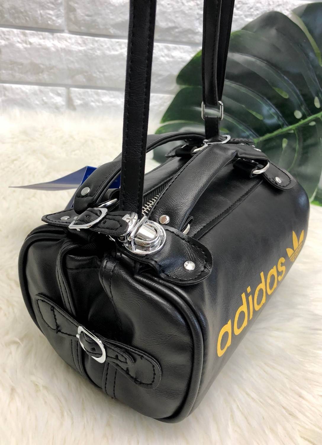 Adidas mini shoulder bag and messenger bag 2018 พร้อมส่งล็อตราคาพิเศษ พร้อมสีใหม่ล่าสุด !! กระเป๋าสะพายข้างแนว Sport วัสดุ pu หนังนิ่ม น้ำหนักเบาค่ะ ใช้ได้ทั้งด้านหน้าและหลัง ตัวกระเป๋าสกรีนโลโก้แบรนด์ เปิดปิดกระเป๋าแบบซิป ภายในโล่ง กว้างสามารถใส่มือถือได