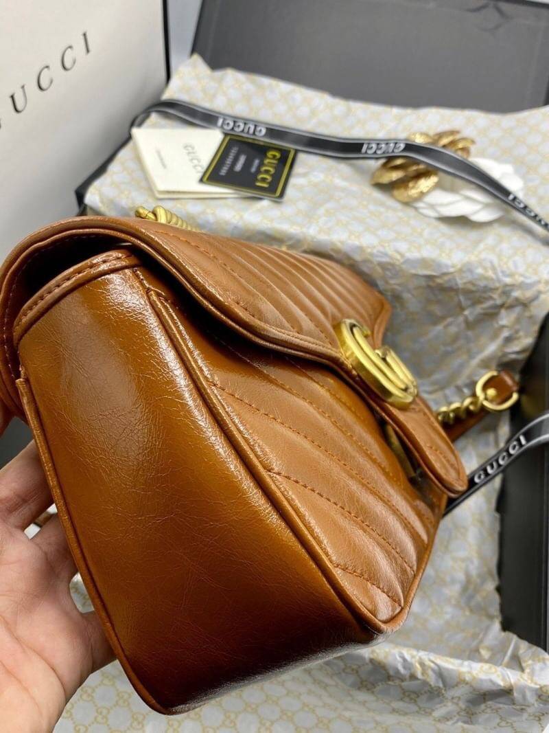 VIP 】หนังแท้ GUCCI GG Marmont brown leather shoulder bag ราคานี้หนังแท้คือคุ้มมากเลยค่าสาวๆ มี 2 ขนาด ปังไม่ไหว สีสวยมากกกก ต้องจัดแล้วน้าา ยกระดับความหรูให้กับตัวเองกันหน่อย ด้วยกระเป๋ารุ่นนี้!! ครอสบอดี้ที่ดีไซน์หรู อัพเลเวล ในราคาที่จับต้องได้ พร้อมเสิ
