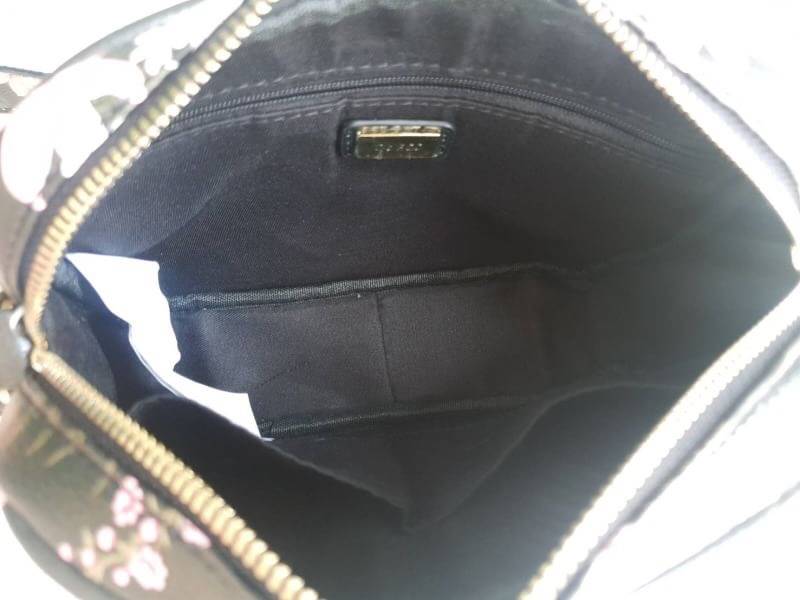 GUESS Factory Women's Gesabel Gym Crossbody กระเป๋าสะพายทรงน่ารัก จาก GUESS วัสดุหนัง pu หนังนิ่มสวย ตั้งอยู่ทรงขนาดกำลังดี น้ำหนักเบา ด้านหน้าปั้มโลโก้แบรนด์ อะไหล่ทอง เปิดปิดด้วยซิปสะดวกใช้ ด้านหน้ามีช่องซิป 1 ช่องใช้งานได้จริง ภาในมีช่องซิป และช่อ