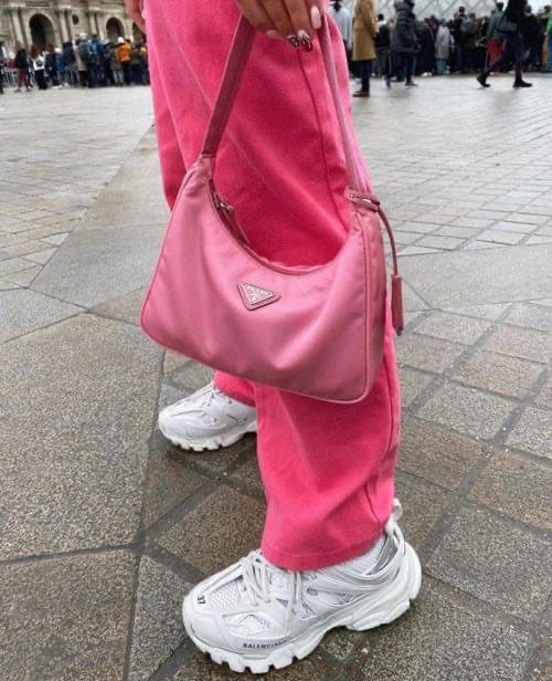 PRADA Nylon Mini Bag รุ่นใหม่แนะนำ!! พร้อมส่งครบ4สี รุ่นขายดีในตำนานค่ะ PRADA NYLON HANDBAGS ขนาดกะทัดรัด **อะไหล่เงิน วัสดุทำจากผ้าNylon อย่างหนา อยู่ทรง กันน้ำได้ หายห่วงคะ ด้านหน้ามีโลโก้แบรนด์ เปิดปิดด้วยซิป มาพร้อมสายผ้า ไม่สามา