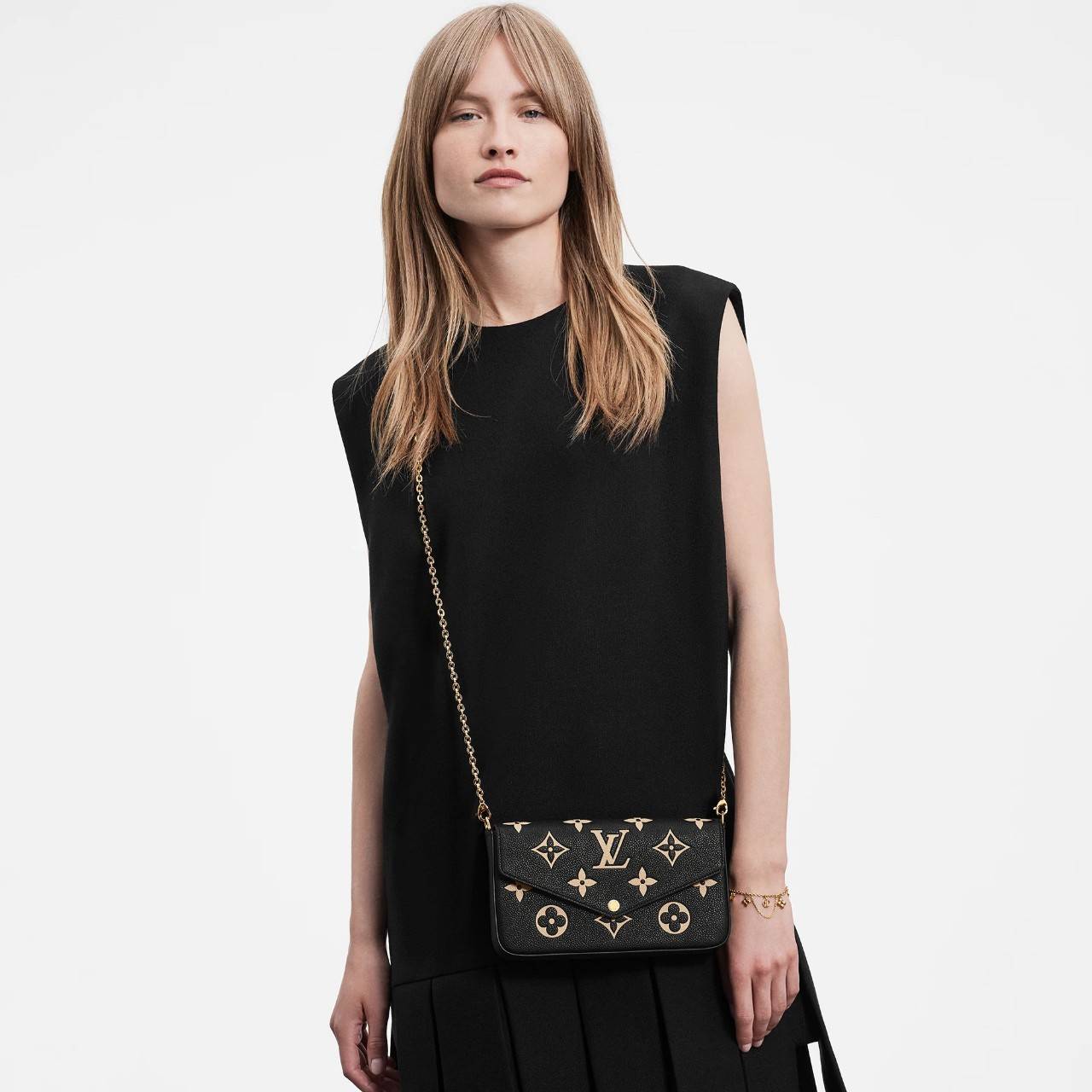 VIP 】Louis Vuitton Pochette Felicie ใบจริงหนังสวยมากๆค่า! ✔️กระเป๋าแบบคลัท มีสายสะพายโซ่มาให้ด้วยค่ะ ✔️หนังแกะสังเคราะห์อย่างดี ลายหนังสวย ปั้มลายแบรนด์ทั้งใบ ✔️รุ่นนี้มาพร้อมกระเป๋าเล็ก สำหรับใส่บัตรได้1ใบ//ใส่ธนบัตรแบบมีซิปรูดอีก1ใบ