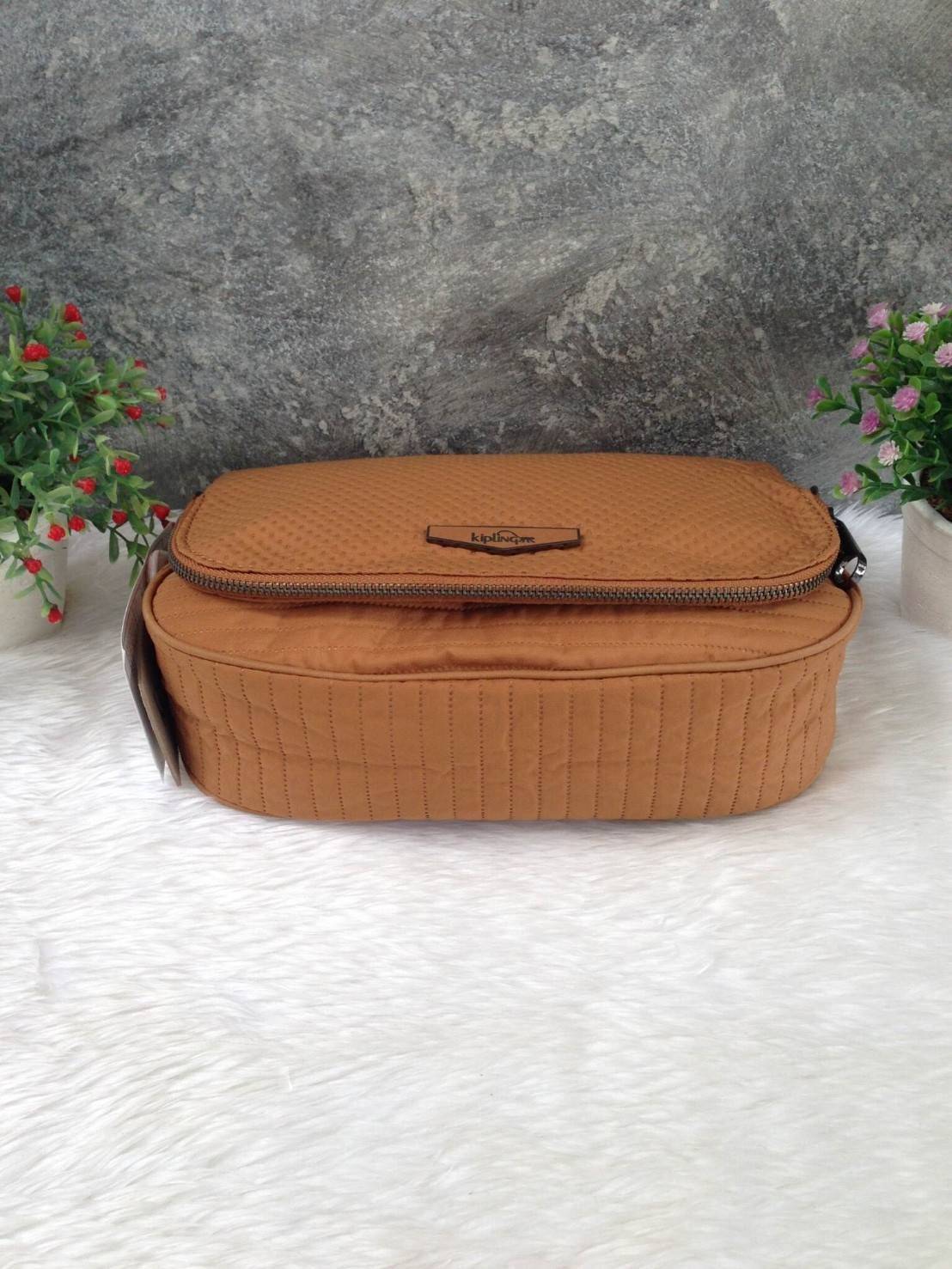 🎄KIPLING กระเป๋าสะพาย รุ่น Earthbeat S กระเป๋าสะพาย Earthbeat มีพร้อมส่งให้เลือกช้อปหลากหลายสีเลยค่ะ เพิ่มลายเก๋ๆให้ดูไม่น่าเบื่อ สามารถสะพายได้ 2 แบบ สะพายด้านข้างหรือเป็น shoulder ได้ ออกแบบขนาดกำลังดี ช่วยให้คุณจัดระเบียบสิ่งของได้อย่างลงตัว สา