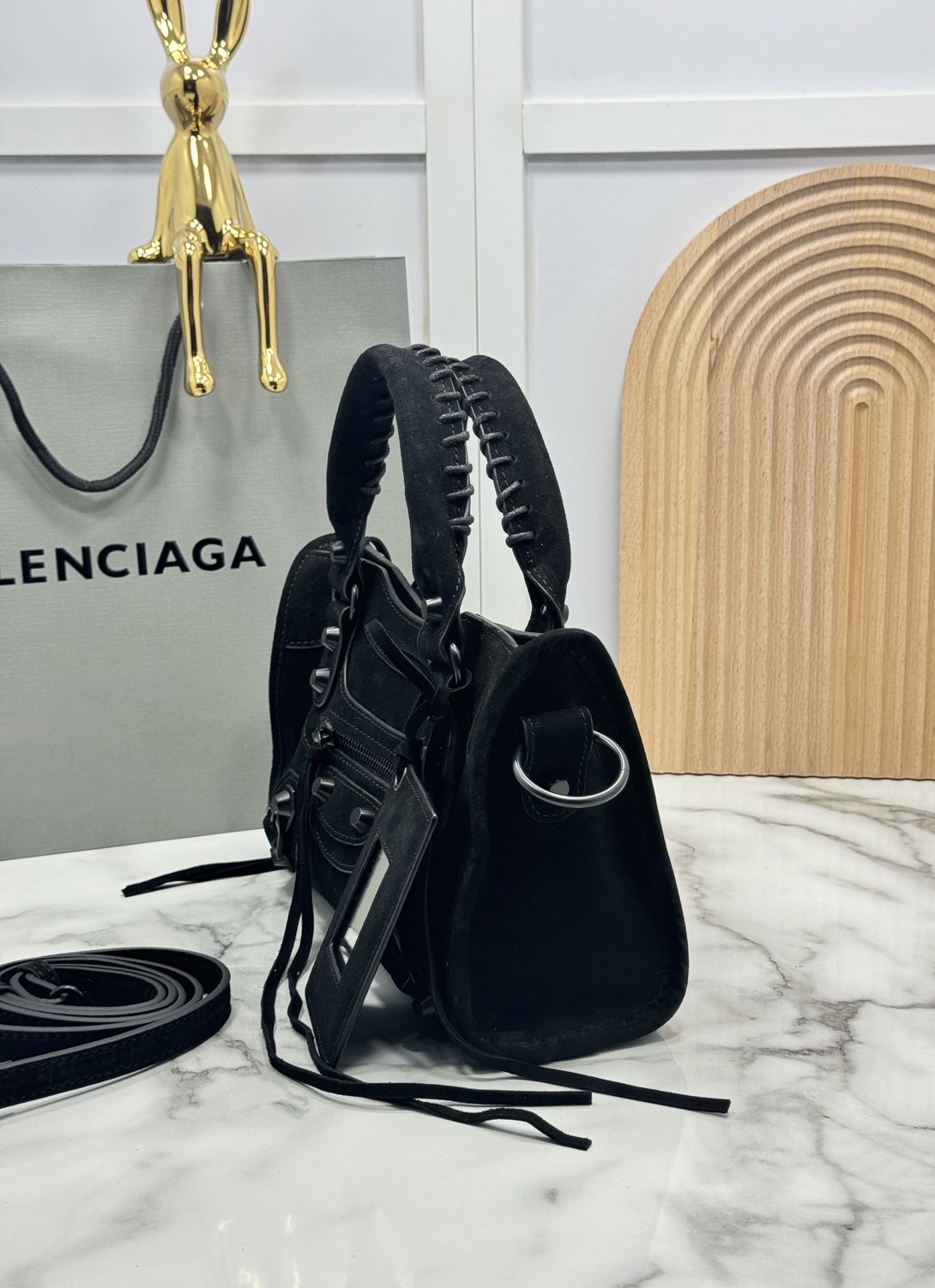 ORI หนังแท้ | Balenciaga Le City suede bag กระเป๋าถือ/สะพายข้างดีไซน์โดดเด่นสวยเท่ล้ำสมัย ใหม่ล่าสุดงานหนังกลับที่สุดแห่งความไอคอนิกไม่เหมือนใคร มีกิมมิคและลูกเล่นแพรวพราว