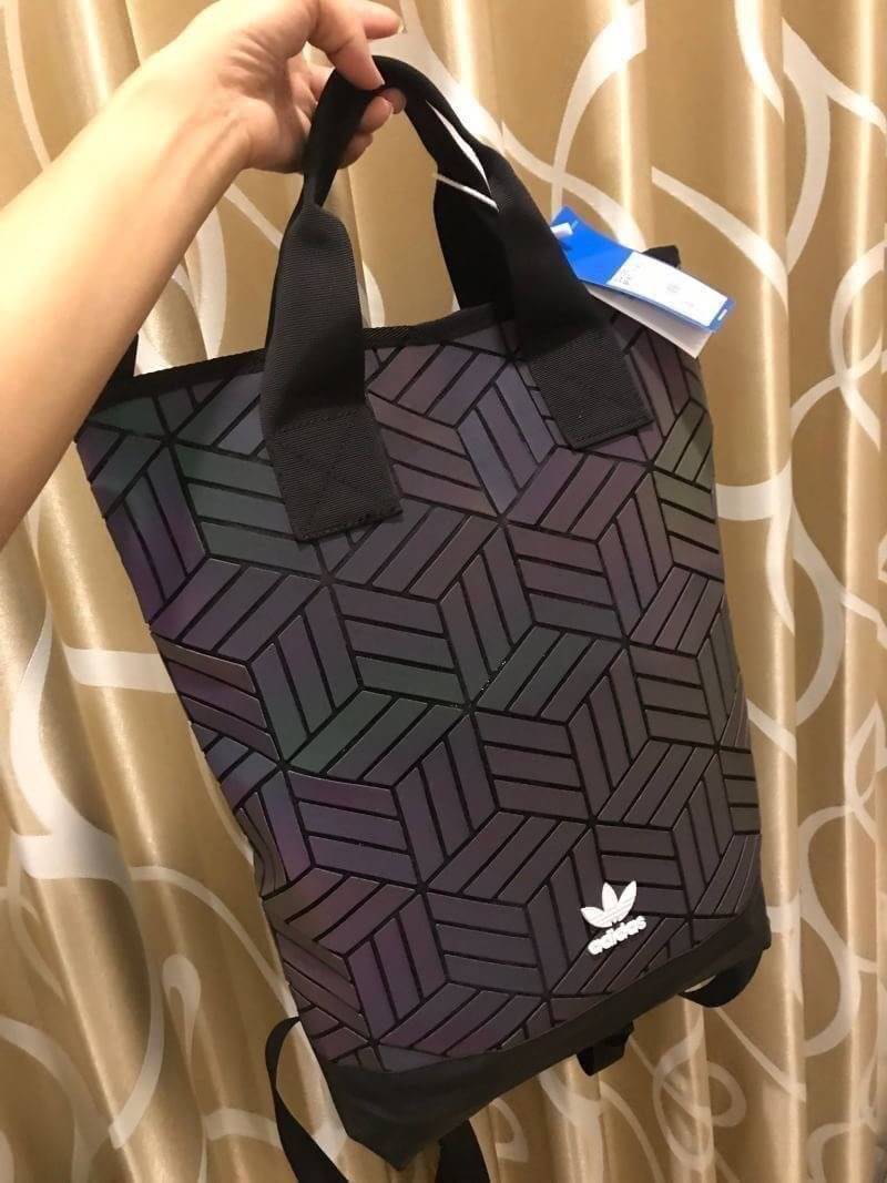 Adidas Originals geometric 3D roll top backpack รุ่นใหม่ชนช้อป!!กระเป๋าเป้สะพายหลัง เปิดปิดด้วยซิปเดียวด้านบน ด้านหน้ามีโลโก้ ด้านหลังมี1ช่องซิปใช้งานได้จริง ใบใหญ่กำลังดีน้ำหนักเบา ภายในกว้างและจุ ช่องซิปช่องใส่ของ สายเลื่อนปรับระดับได้ฟรีไซส์ สะพายได้ทั