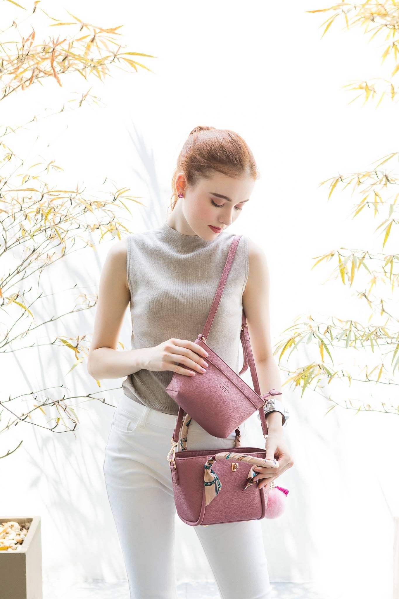 กระเป๋าทรงน่ารักๆ รับ Summer นี้เลยค่า KEEP ‘ Basket ‘ Handbag > ทรงน่ารัก (ราคานี้แถม ปอมๆ และผ้าพันหูกระเป๋าให้ 2 ผืน เข้า Set ) > มีใบเล็กด้านใน ให้อีก 1 ใบ สามารถเอาออกมาใช้สะพายได้ ( เหมือนซื้อ1ได้2 ) >น้ำหนักเบา ใบเล็กกะทัดรัด เหมาะกับ Summ