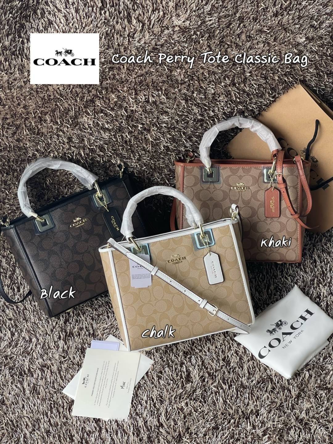 Coach Perry Tote Classic Bag F57568 รุ่นใหม่ล่าสุด กระเป๋ารูปทรงสี่เหลี่ยมสุดคลาสสิก เป็นกระเป๋าอเนกประสงค์ที่สามารถใช้ได้แทบทุกโอกาส ไม่ว่าจะไปเรียน, ไปทำงาน, ไปเที่ยว หรือแม้แต่ไปชอปปิง ด้วยขนาดที่กำลังดี ไม่ใหญ่เทอะทะ แต่ก็ไม่เล็กจนเกินไป มาพร้อมหูหิ้ว