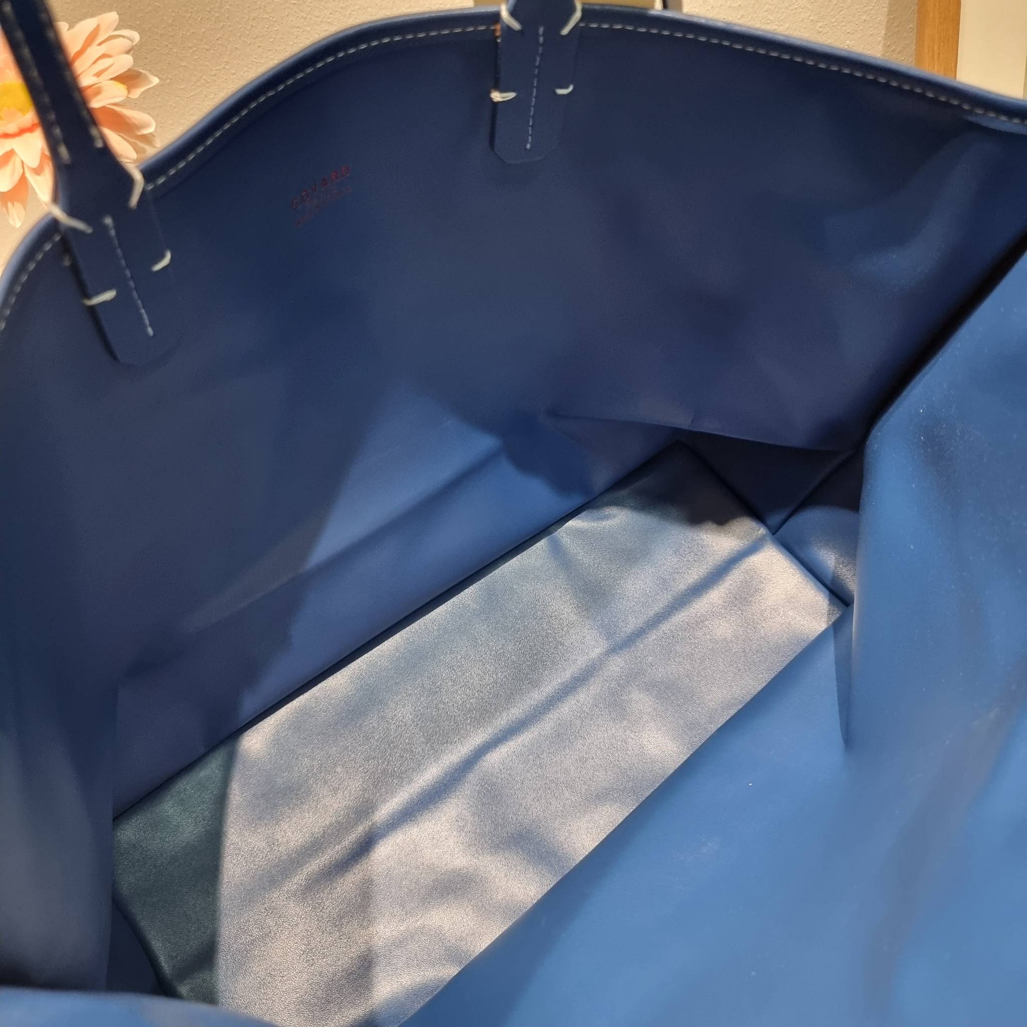 OYARD ANJOU REVERSIBLE TOTE ฮอตไอเท็ม กับกระเป๋าสะพายทรงโท้ท ใบใหญ่จุใจ!! มาครบสีขายดี เลิศทุกสี รูปทรงคลาสสิค ดีไซน์เป็นเอกลักษณ์ ใช้งานได้หลากหลาย สามารถกลับด้านใช้ได้แบบไม่มีเบื่อ วัสดุหนังแคนวาสพิมพ์ลายสวยคม