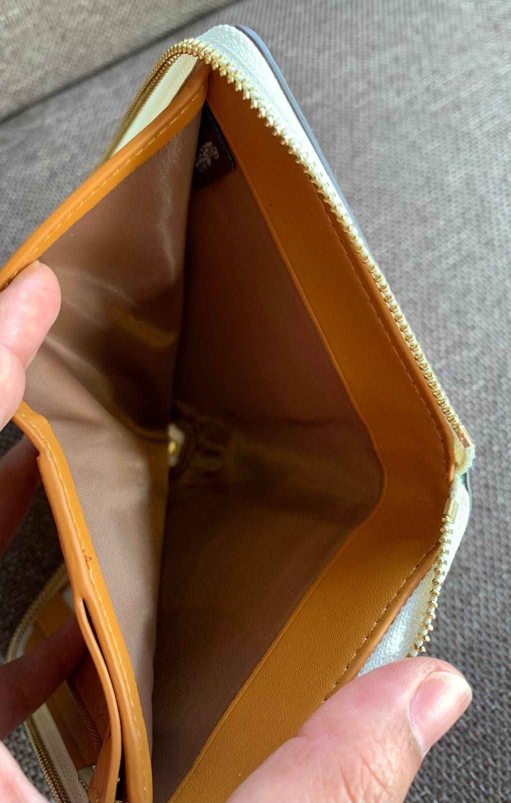 COACH X PEANUTS MEDIUM ID ZIP WALLET WITH WOODSTOCK((C4604)) 📣พร้อมส่งค่ะ! กระเป๋าเงินใบกลาง ขนาดพอดีๆ 🔺ด้านหน้าปั้มตัวการ์ตูน พร้อมตัวอักษรภาษาอังกฤษ นูนเด่นชัด ซุกซน น่ารักมากๆค่ะ ✔️เปิดปิดกระเป๋าแบบซิป ภายในมีช่องเสียบบัตรได้ถึง1