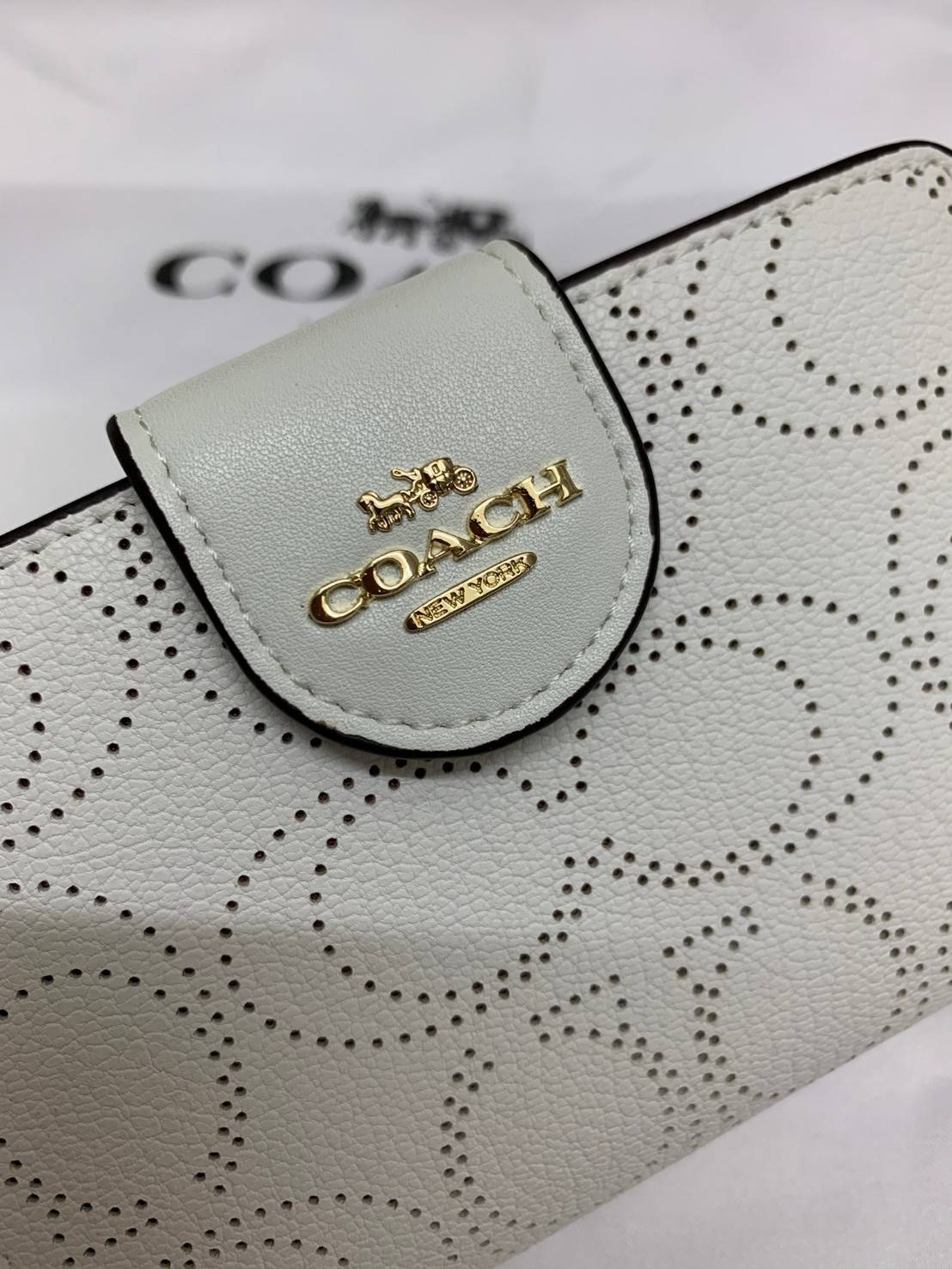 สวยมากๆ ห้ามพลาดเลยนะคะ! COACH MEDIUM CORNER ZIP WALLET IN SIGNATURE ((C4768)) พร้อมส่งค่ะ! กระเป๋าเงินใบขนาดกลางๆ กำลังดี หนังแท้ลายฉลุรูปตัวC ทั้งใบ สวยงามน่าใช้มากๆ ภายในมีช่องเสียบบัตรได้ถึง10ช่อง//ช่องใส่ธนบัตรหนึ่งข่องสามารถใส่แบงค์พันตามยาวได้เลยค่