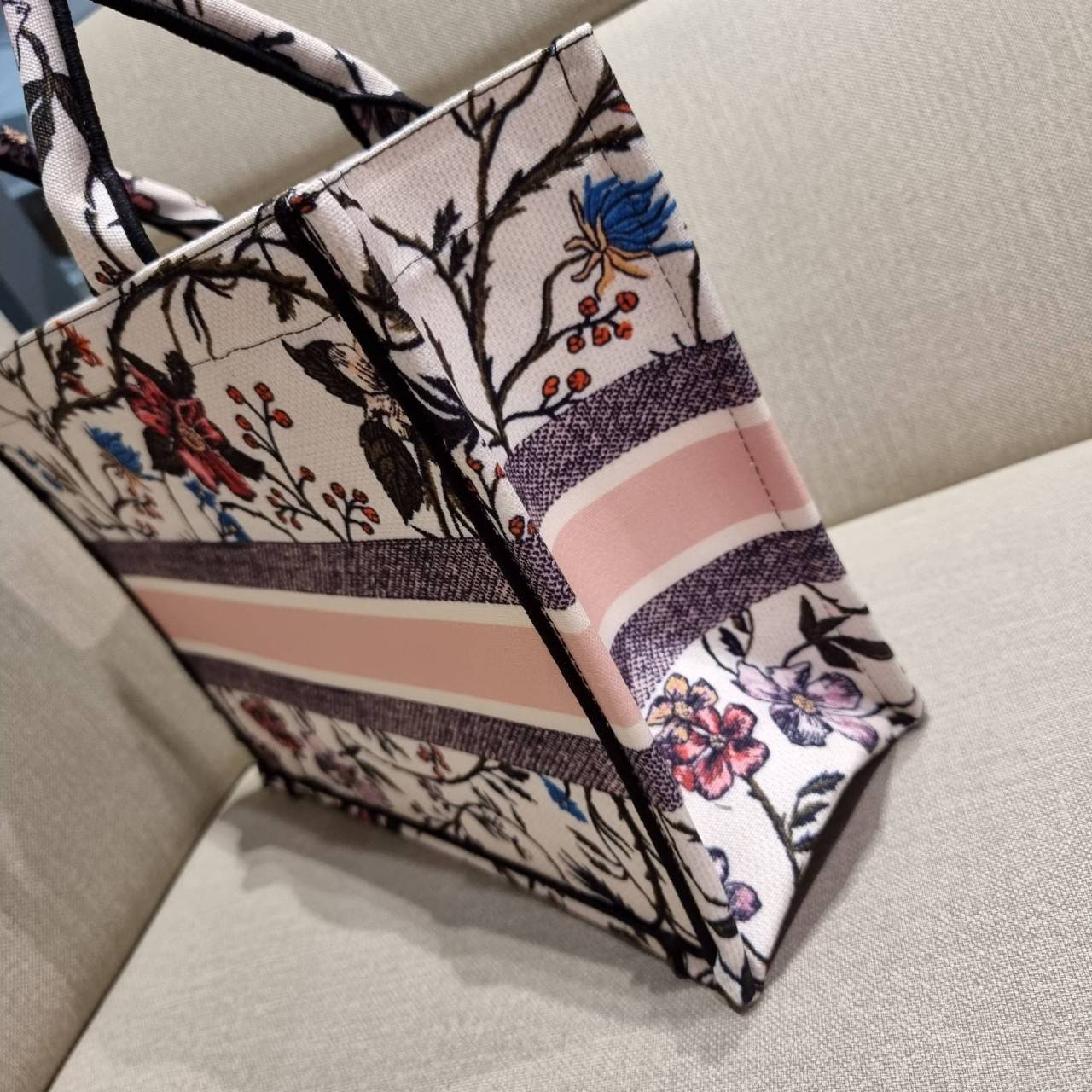 VIP 】HOT ARRIVAL!! DIOR CD SHOPPING BAG WITH GWP กระเป๋าทรงช้อปปิ้งใบใหญ่ จุใจ!! พรีเมี่ยมกิ๊ฟรุ่นดับเบิ้ลฮอต ดีไซน์คลาสสิควินเทจ สวยหรู วัสดุผ้าแคนวาสลายกราฟฟิค ภายในโล่งกว้างมากๆ ใส่ของจุสุดๆ โน้ตบุ้ค ไอแพด กระเป๋าสตางค์ มือถือ หรือเสื้อผ้ายังได้ สะพายค