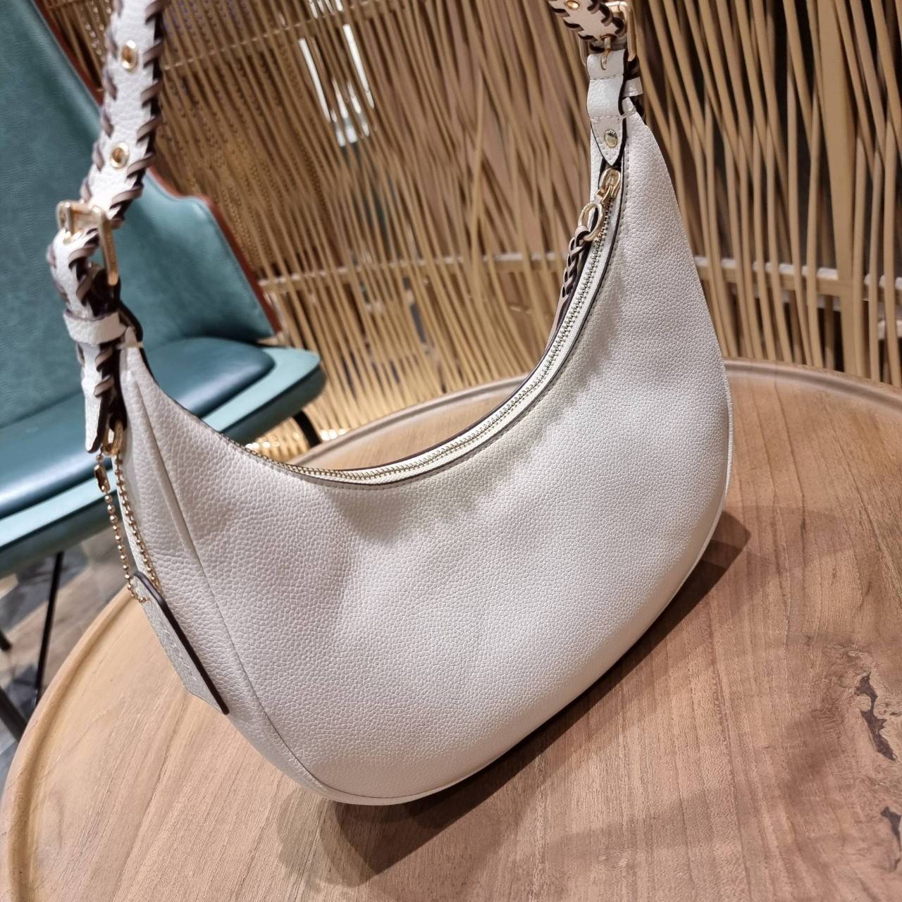 COACH C4108 BAILEY HOBO WITH WHIPSTITCH BEST SELLER ต้องมา!! กระเป๋าทรงโฮโบ ดีไซน์หรูหรา แมชท์ง่ายกับทุกไลฟ์สไตล์ วัสดุหนัง pepble หนังนิ่มสวย เปิด-ปิดด้วยซิปรูดใช้งานง่าย ภายในโล่งกว้าง สายคล้องสะพายไหล่ มีดีเทลน่ารักน่าใช้ ใช้งานสะดวกและง่ายต่อการใช้ชีว