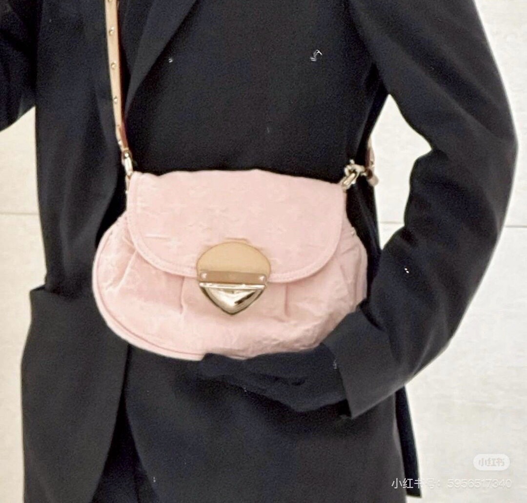 LV Sunset Monogram Denim Handbag Washed Pink กระเป๋าสะพายไหล่ทรงสวย สีใหม่ชมพูหวาน แรงมากฉุดไม่อยู่ กับกระแสคอลใหม่ lvremix ดีไซน์แบบตัวมัม y2k รูปทรง baguette สวยดูแพง ใบนี้ก็ฉ่ำสุดๆ