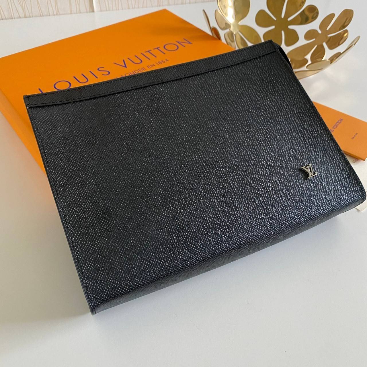 พรีเมี่ยมกิ๊ฟแท้ 100% 】พร้อมส่งที่ไทย!! ที่นี่ที่เดียว LOUIS VUITTO CLUTCH คลัช LV ขายดีตลอดกาล ไม่มีตกยุค ขนาก10” นิ้ว ใส่ของได้จุใจ หนังแท้ ด้านในมีช่องใส่บัตรได้เยอะ มาพร้อมกล่องอุปกรณ์ครบ