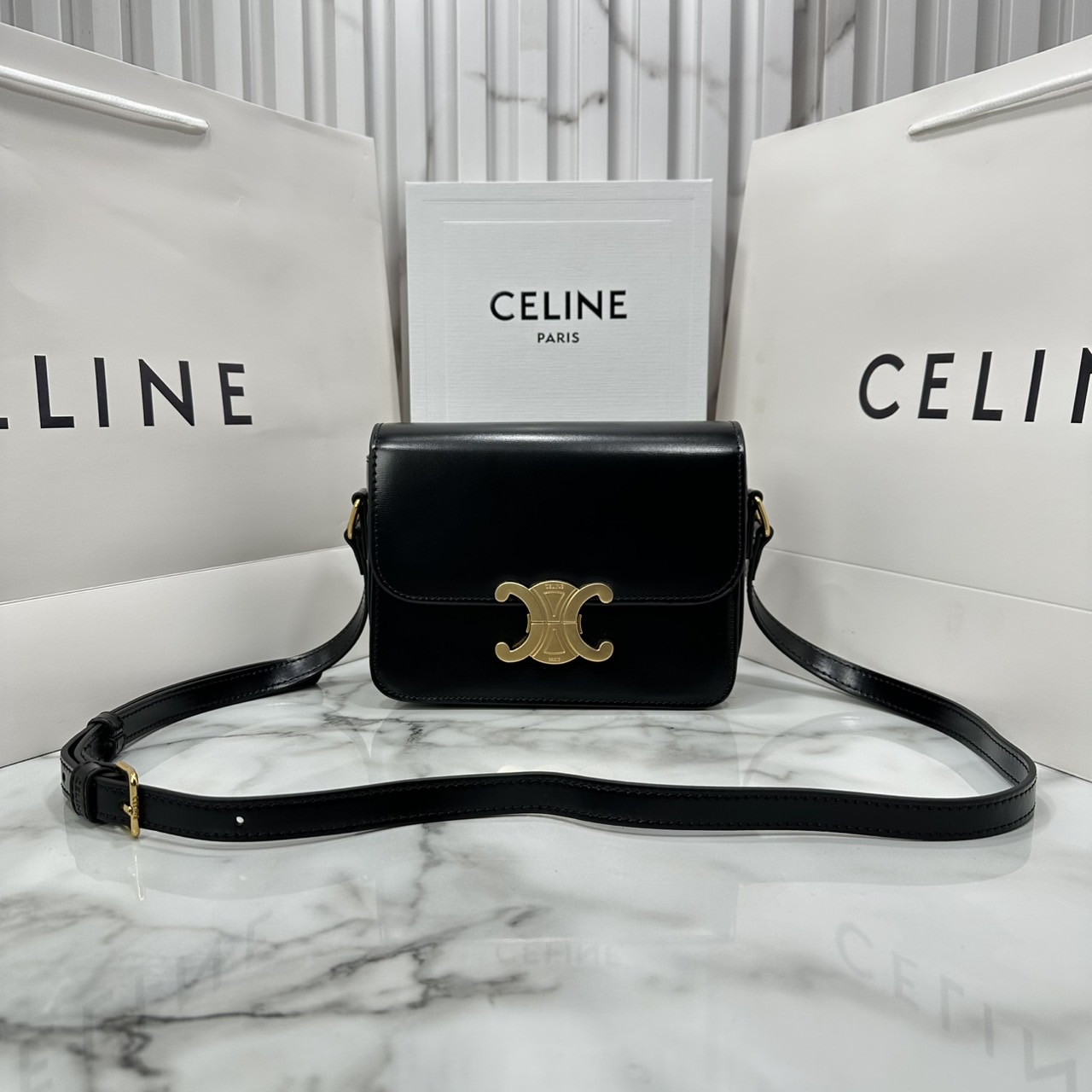 ORI หนังแท้ | 7" CELINE TRIOMPHE TEEN BAG in glossy leather กระเป๋าสะพายรุ่นยอดนิยม ถ่ายทอดให้เห็นถึงแก่นแท้ของสไตล์แบบ CELINE งานหนังเรียบเงาสวยหรูหรา