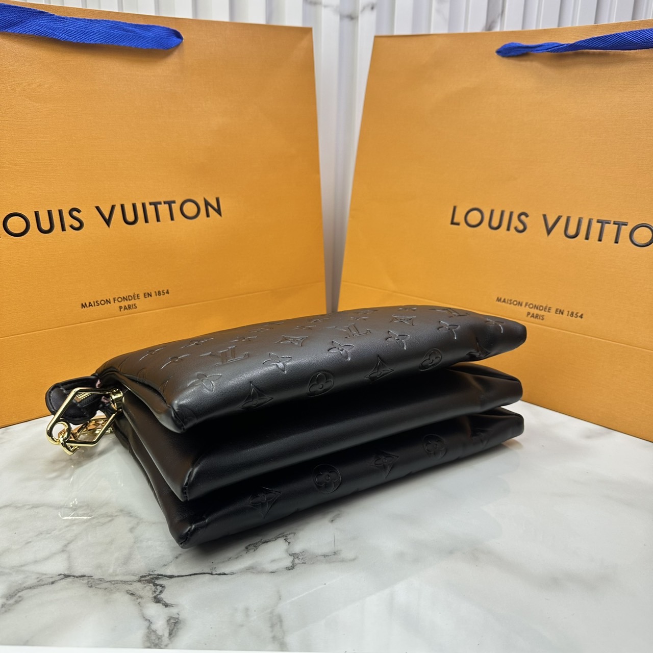 ORI หนังแท้ | LV Coussin PM bag Soft leather with Monogram pattern กระเป๋าถือสะพายไหล่ หรือถือเป็นกระเป๋าคลัทช์ หนึ่งในไอเท็มโดดเด่นจากแฟชั่นโชว์คอลเลกชันประจำฤดูกาล Spring-Summer หนังบุนวม
