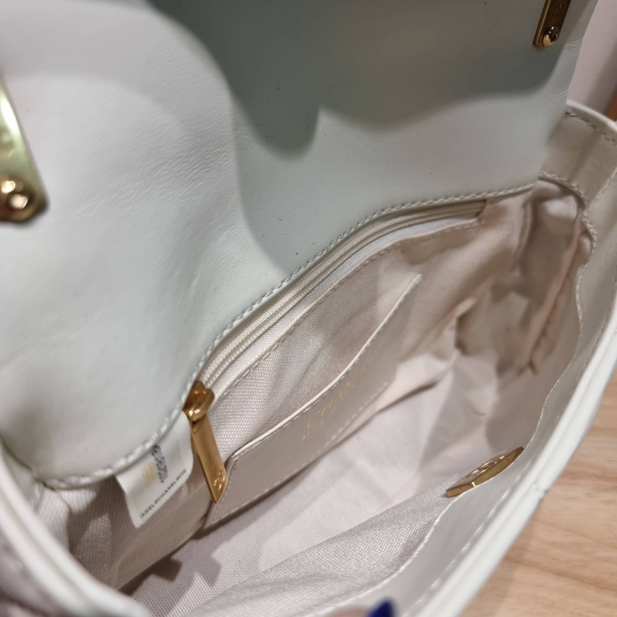 Chanel chunky chain bag สวยฟาดย้อนยุคความหรู ในราคาที่จับต้องได้ กับกระเป๋าสะพายไหล่ ไซส์กำลังสวย โดดเด่นด้วยสายสะพายโซ่สลับหนังเส้นใหญ่ ทนทาน ดูแพง