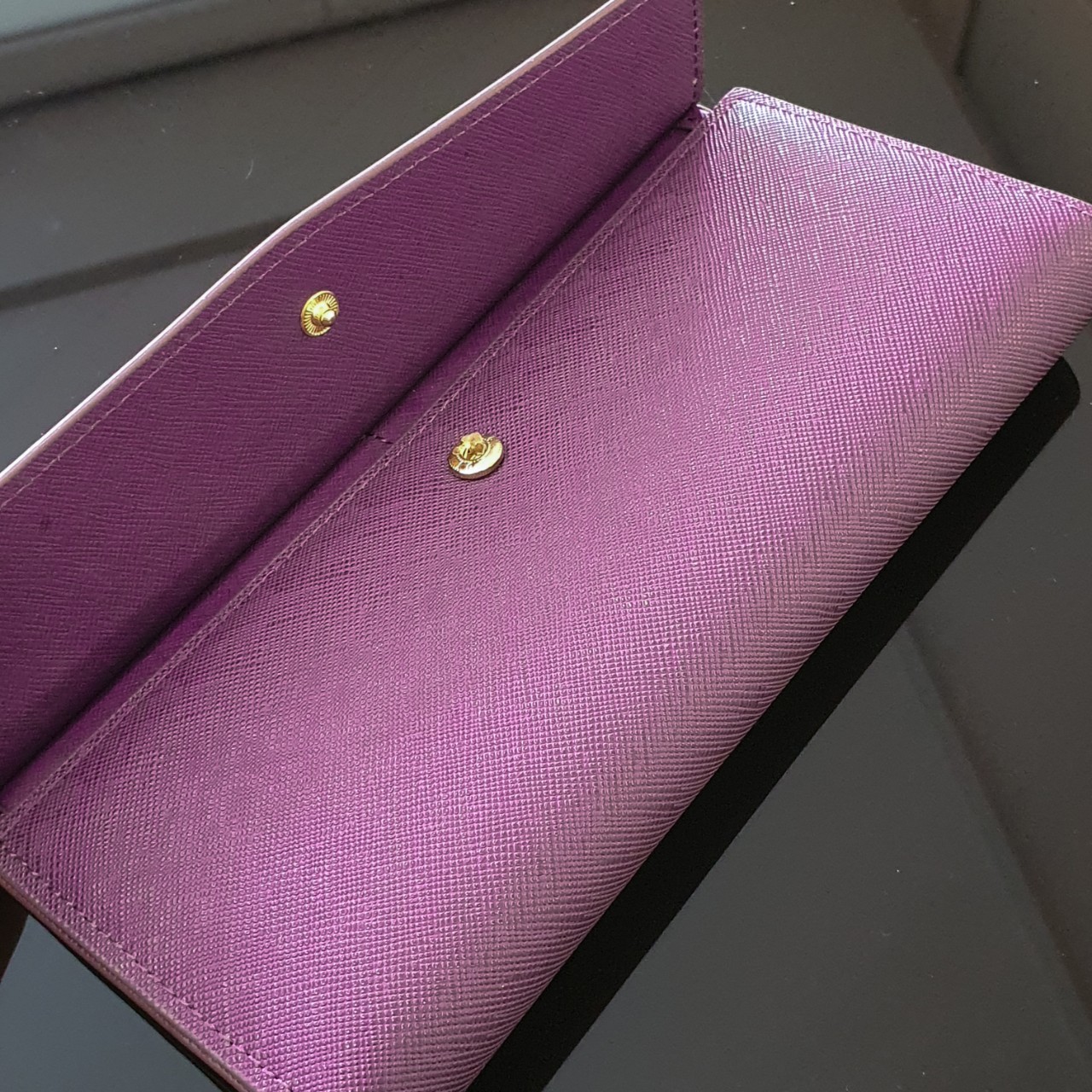 PRADA LONG WALLET กระเป๋าสตางค์รับทรัพย์ ทรงหรู จากแบรนด์ PRADA ลายหนัง SAFFIANO มีช่องใส่บัตร ถึง 12 ช่อง และช่องซิปใส่ของจุกจิกได้ น้ำหนักเบา จับถนัดมือ ขนาดกำลังดีคะ ถือแล้วดูดี อะไหล่ทองสุดหรู ใช้แล้วสวยแน่นอนค้า