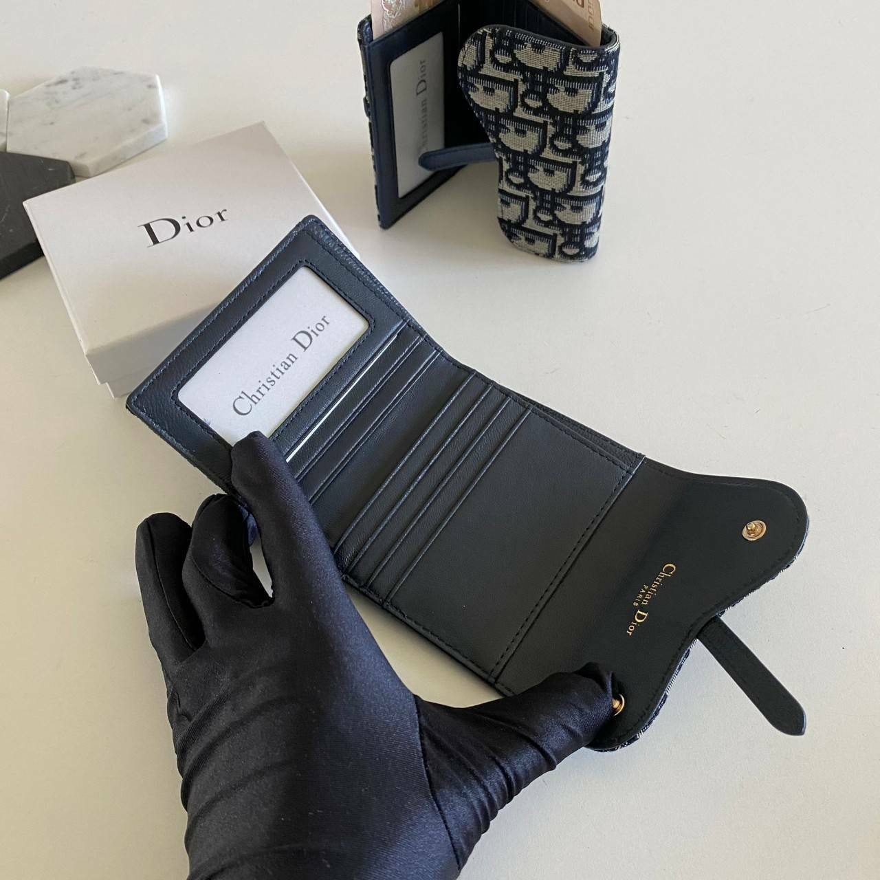 VIP 】DIOR WALLET MONOGRAM กระเป๋าสตางค์ 3 พับ วัสดุหนังแท้ และผ้า Jacquard อย่างดี ทอสวยงามที่สุด ผสมผสานความสง่างามและคลาสสิกที่เข้ากับยุคสมัย ด้านหน้าโดดเด่นด้วยซิกเนเจอร์ของ Christian Dior อะไหล่สีทองอ่อน เงางาม เป็นอีกหนึ่งรุ่นที่ดาราเชเลปใช้กันเยอะมา