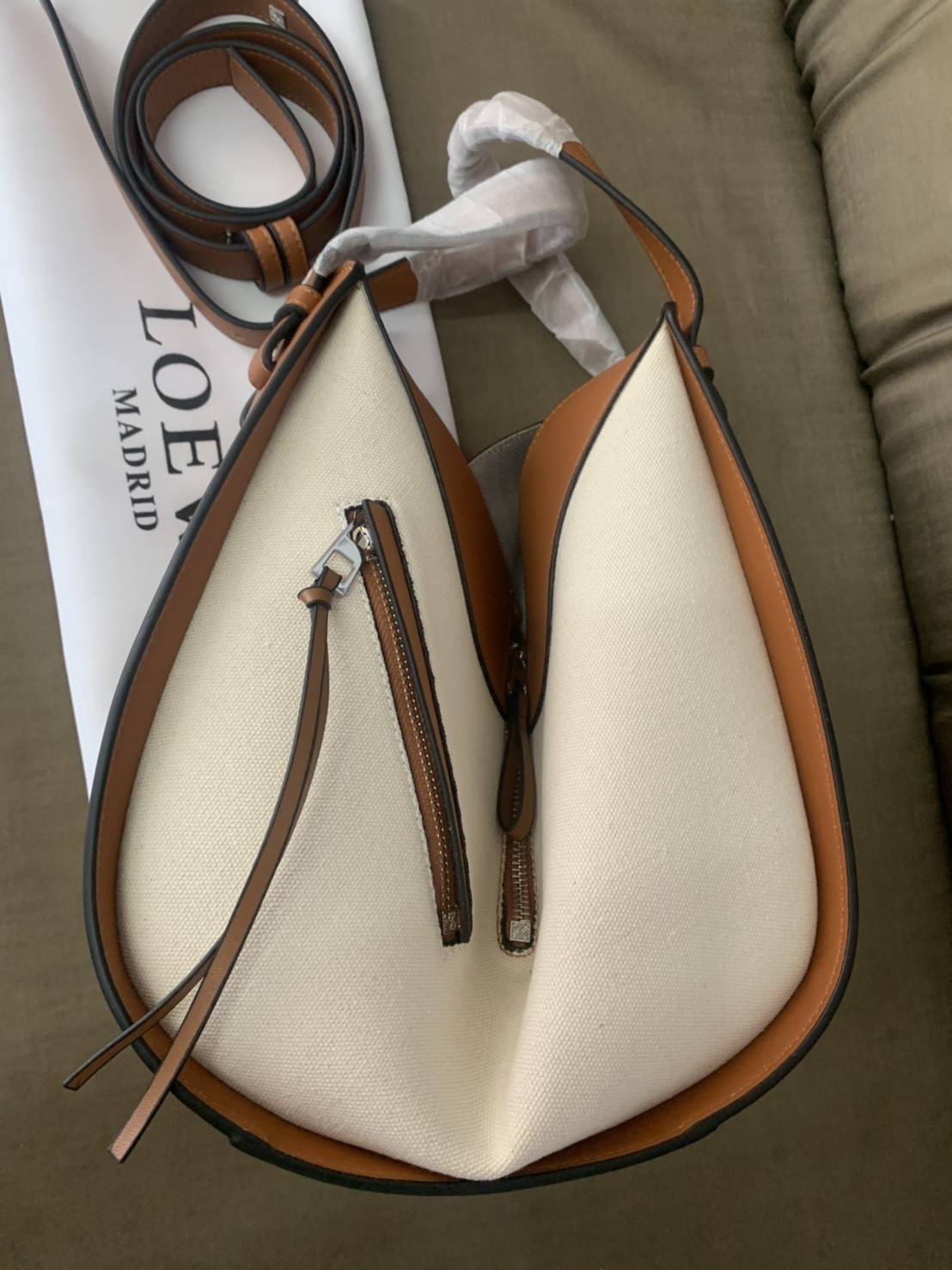 Loewe Hammock Bag / Loewe Small Hammock Tan Ken Price La Palme Edition / กระเป๋าสไตล์แคชชวล พิมพ์ลายต้นปาล์ม