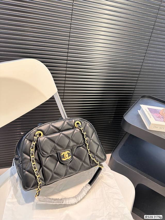 CHANEL 24A Bowling Bag กระเป๋าสะพายทรงโบลิ่ง รุ่นท็อปฮิต งานหนังเรียบ อะไหล่สีทองสวยหรู ขนาดกำลังสวย รูปทรงคลาสสิคใช้งานได้สะดวก