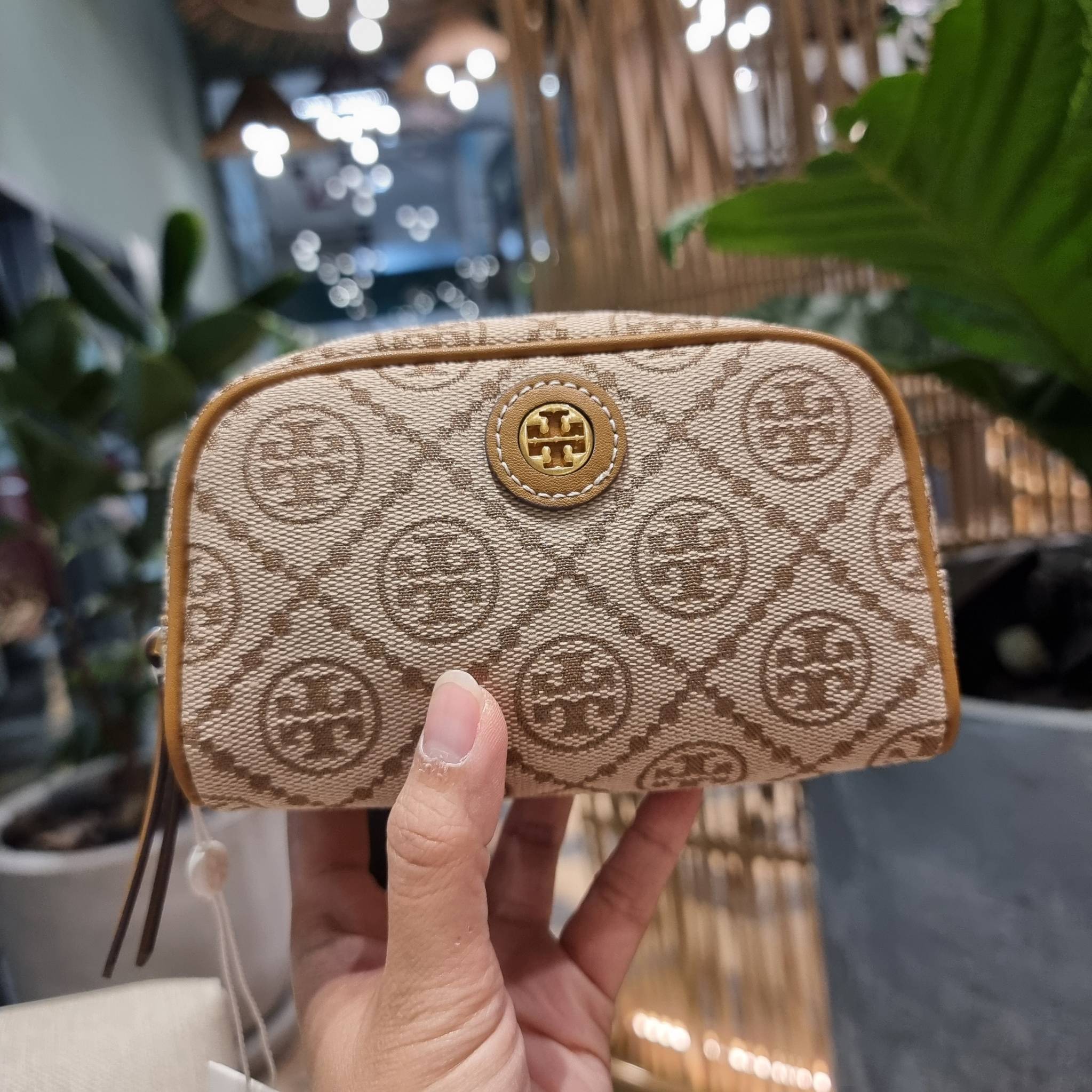 TORY BURCH T MONOGRAM JACQUARD MINI COSMETIC CASE ใหม่ล่าสุด กับกระเป๋าเอนกประสงค์ ที่ไม่ว่าจะไว้ใส่เครื่องสำอางค์ หรือจะไว้พกจำเป็นเช่น เงิน หรือกุญแจต่างๆ น้องใบนี้จัดให้ได้หมด สวยหรู ขนาดเหมาะมือ ถือแล้วขับผิว วัสดุผ้า jacquard รูดเปิด-ปิดด้วยซิป ภายใน