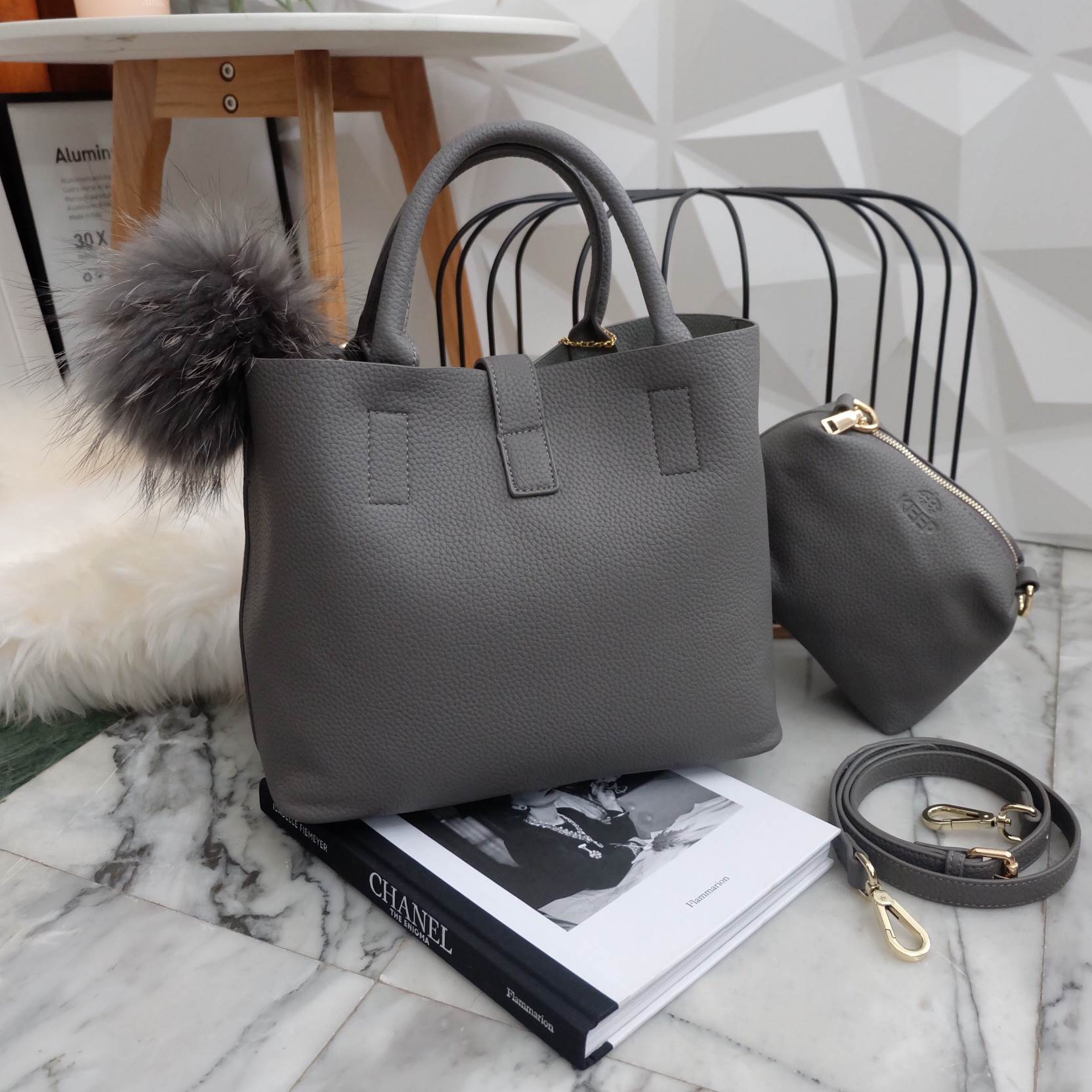 New color new choose 💘• KEEP LALA BAG • พร้อมส่ง 2 ขนาด ตามการใช้งาน 👑สวย หรู เวอร์วัง อีกแล้วค่า กับกระเป๋า 2 in 1 ปรับเก็บทรง ได้ถึง 2 แบบ มาพร้อมพวงกุญแจ ปอมปอม ฟรุ้งฟริ้ง น่ารักมาก คะ ตัวกระเป๋าเป็นหนังเนื้อดีที่สุด เนื้อนิ่ม ลายหนังสว