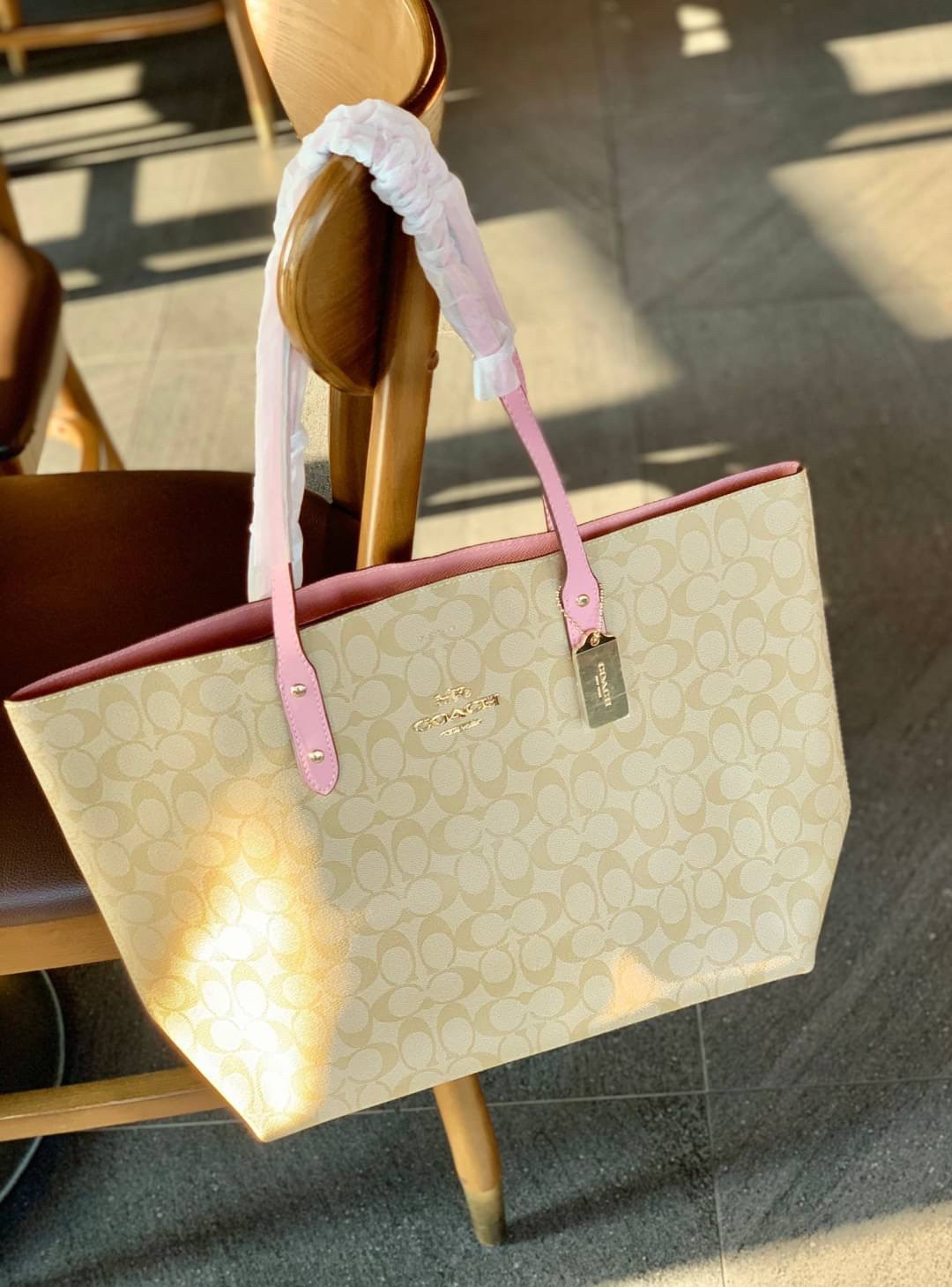COACH TOWN TOTE SIGNATURE BAG((76636)) พร้อมส่งอีกครั้ง! กระเป๋าใบใหญ่หนังแท้ สวยงามค่ะ ป้ายอะไหล่แบรนด์แบบโลหะสีทองสวยหรูมากๆ เปิดปิดกระเป๋าแบบกระดุมแม่เหล็ก ใช้งานง่าย ภายในกว้างมากๆค่ะบอกเลย สาวๆที่สัมภาระเยอะหายห่วงค่ะ พร้อมช่องกระเป๋าซิปให้ใส่มือถือห