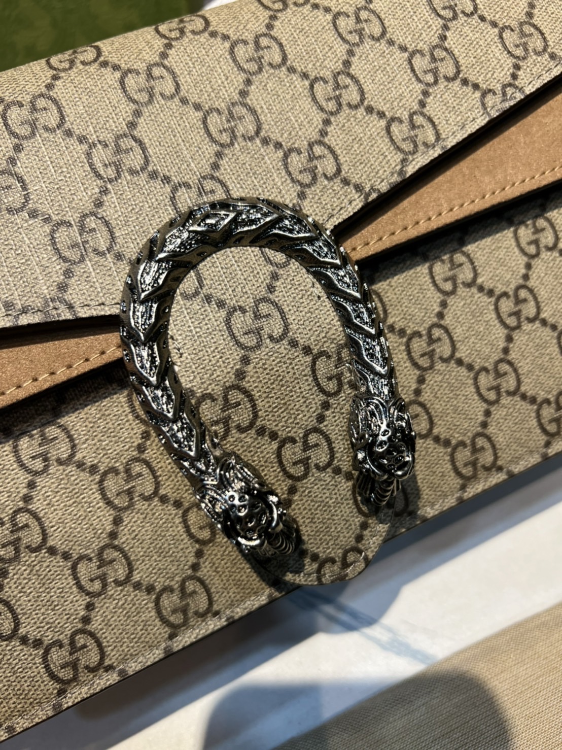 28CM หนังแท้ GUCCI Dionysus shoulder bag ฮอตไอเท็ม รุ่นนี้ขายดีขายหมด สวยหรู คุณหนู ผู้ดีมาก!! นานๆ มาจะมาน้าา รุ่นหายากค่ะ กระเป๋าสะพายข้าง ดีไซน์อยู่ทรง ขนาดกำลังสะดวกใช้สำหรับสาว วัสดุหนังแท้เต็มใบ ภายในแบ่งสัดส่วนได้เป็นอย่างดี งานจริงดีงาม สาวๆได้ไปร