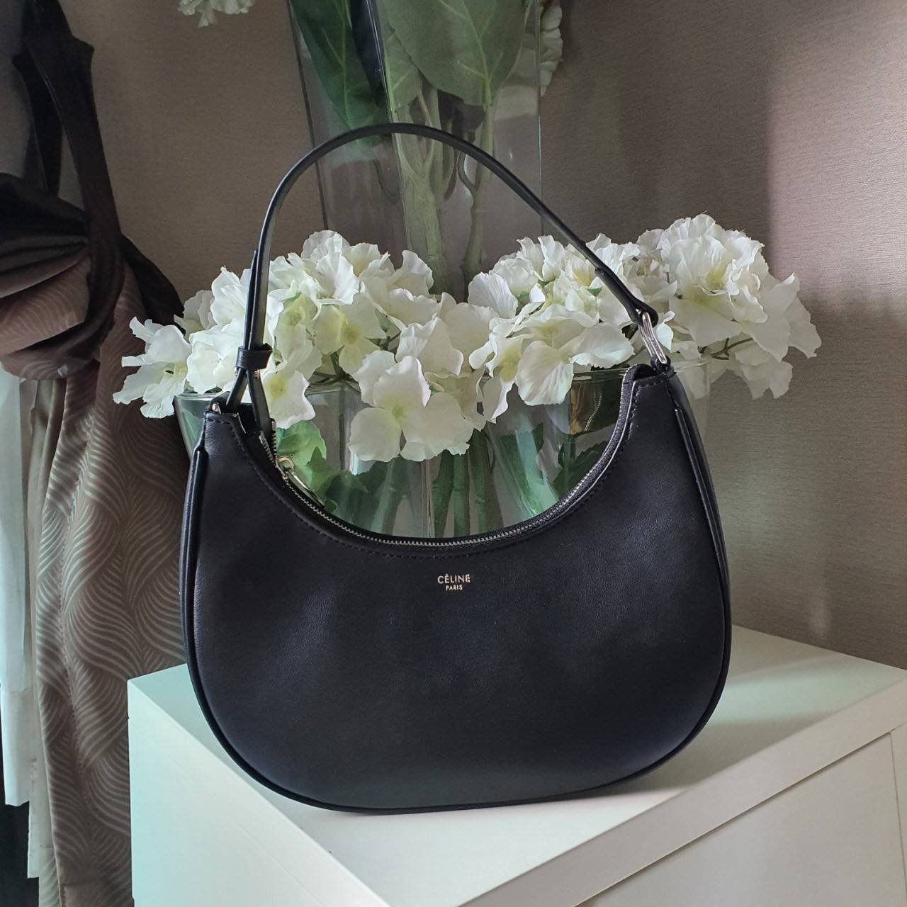 CELINE SHOULDER BAG VIP GIFT WITH PURCHASE (GWP) AVA BAG IN SMOOTH CALFSKIN พรีเมี่ยมกิ๊ฟ Limited Edition จาก CELINE HAUTE PARFUME DUTYFREE COUNTER วัสดุหนังสังเคราะห์เรียบสวย ดีไซน์สวยหรูฮิตสุดในเกาหลี! หนังสวยอยู่ทรงกันน้ำ เปิดปิดด้วยซิปแบรนด์ ภายในโล่ง
