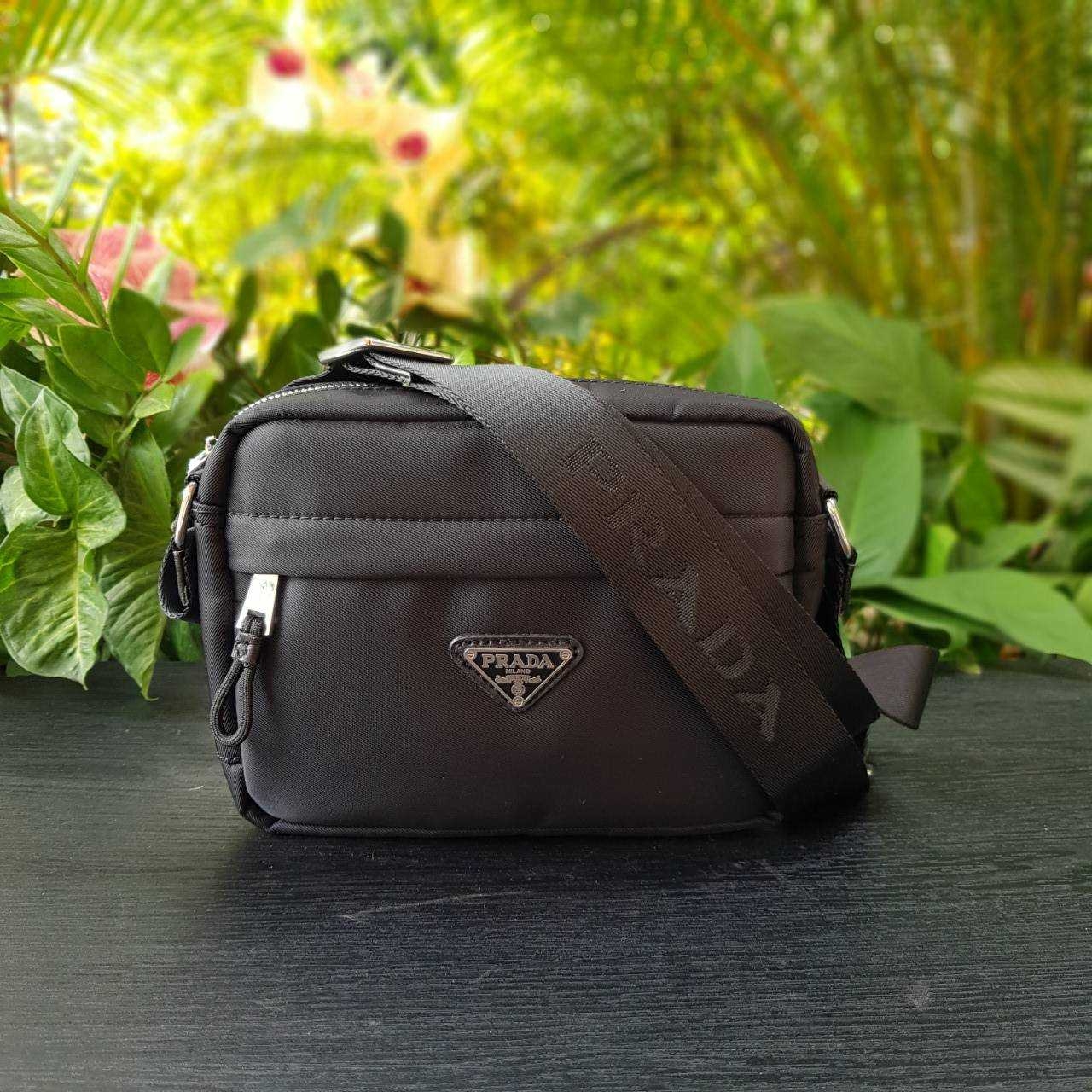 PRADA RE-NYLON MESSENGER BAG BLACK กระเป๋าสะพายทรง Messenger รุ่น Unisex ขนาดกำลังดี ดีไซน์เรียบ แต่หรูหรา สไตล์ Prada สายสะพายยาวปรับระดับได้ สามารถสะพายไหล่ และครอสบอดี้